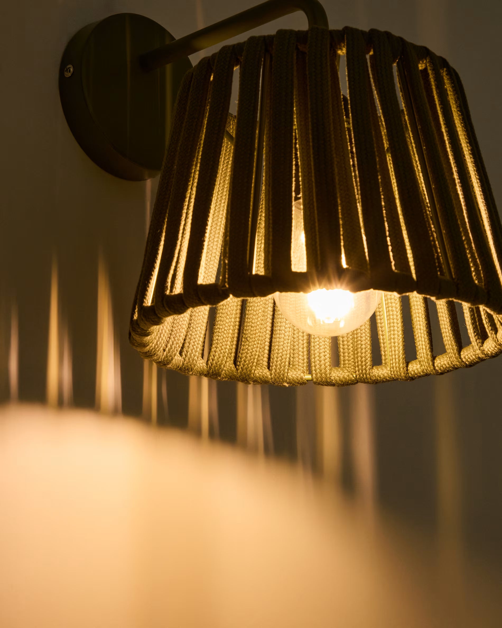 Lampa ogrodowa ścienna solarna ALDET zielony – Kave Home