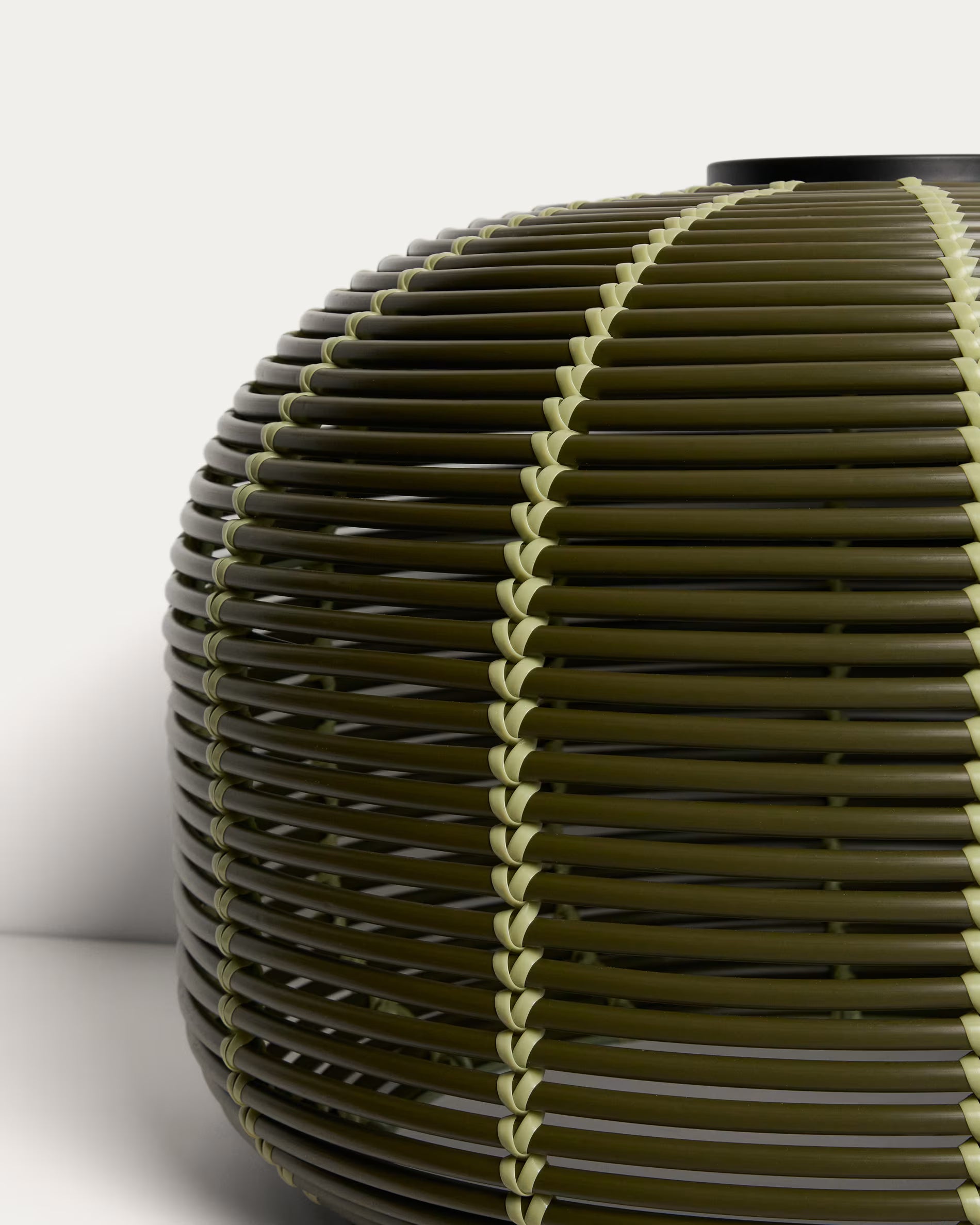 Lampa ogrodowa solarna GAROINA zielony syntetyczny rattan – Kave Home