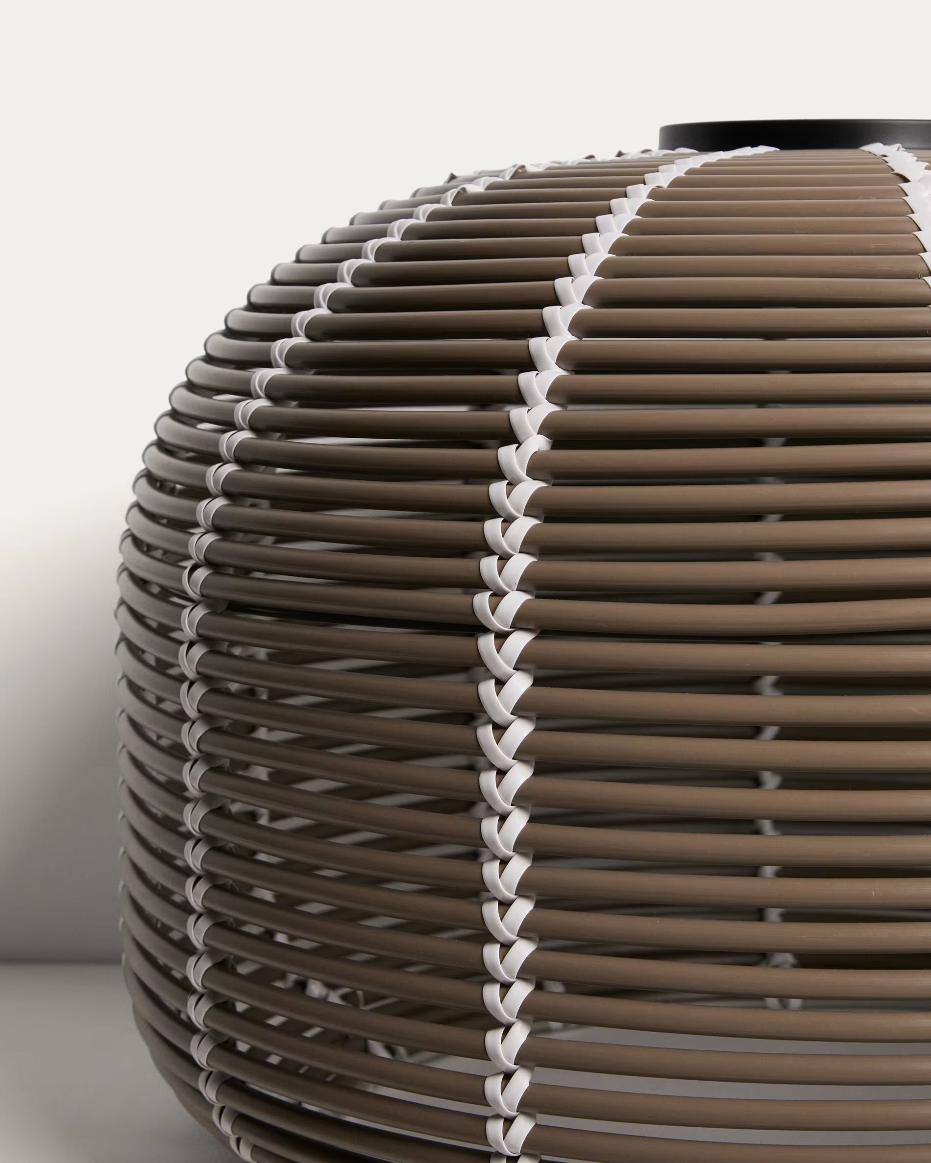 Lampa ogrodowa solarna GAROINA taupe syntetyczny rattan – Kave Home