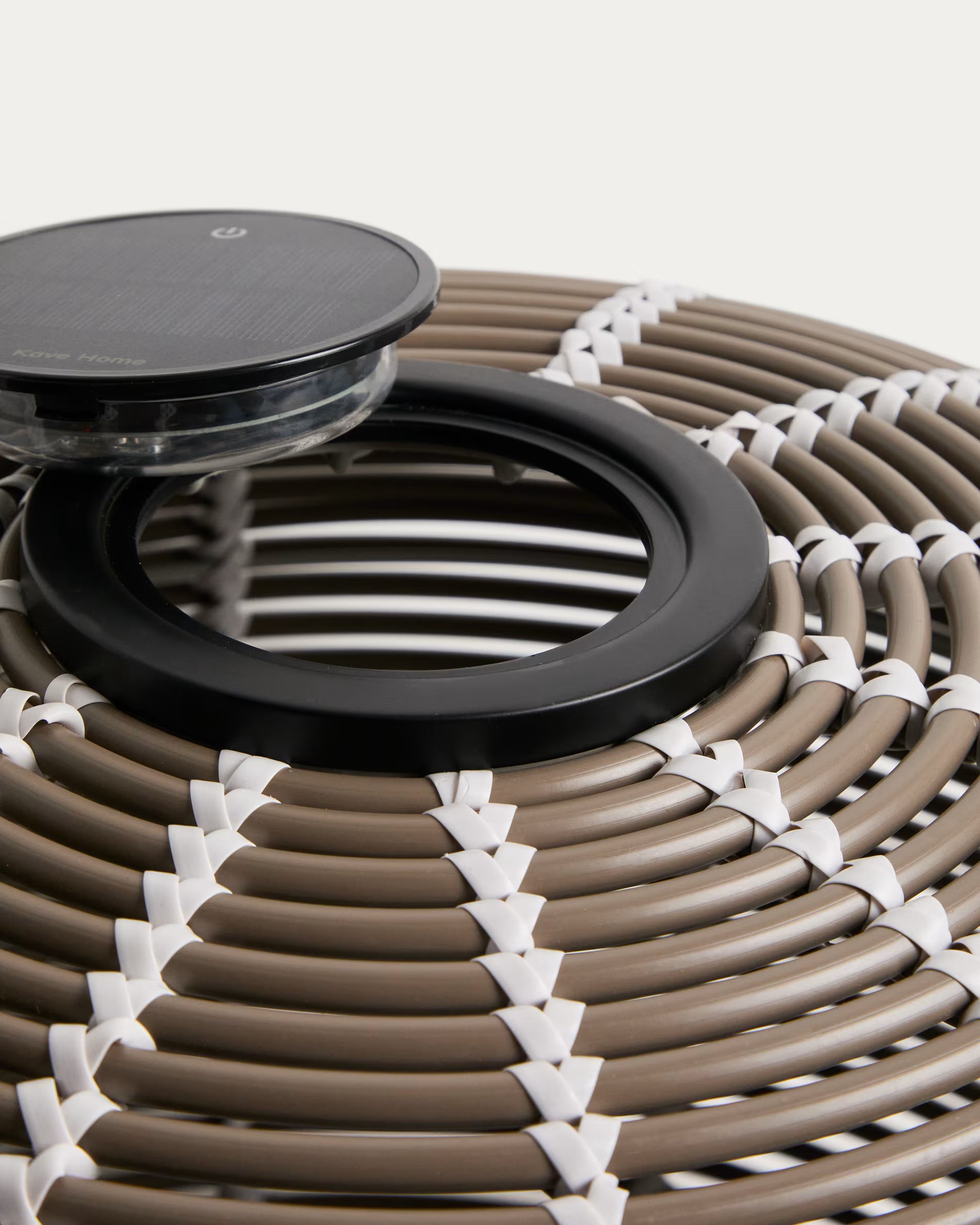 Lampa ogrodowa solarna GAROINA taupe syntetyczny rattan – Kave Home