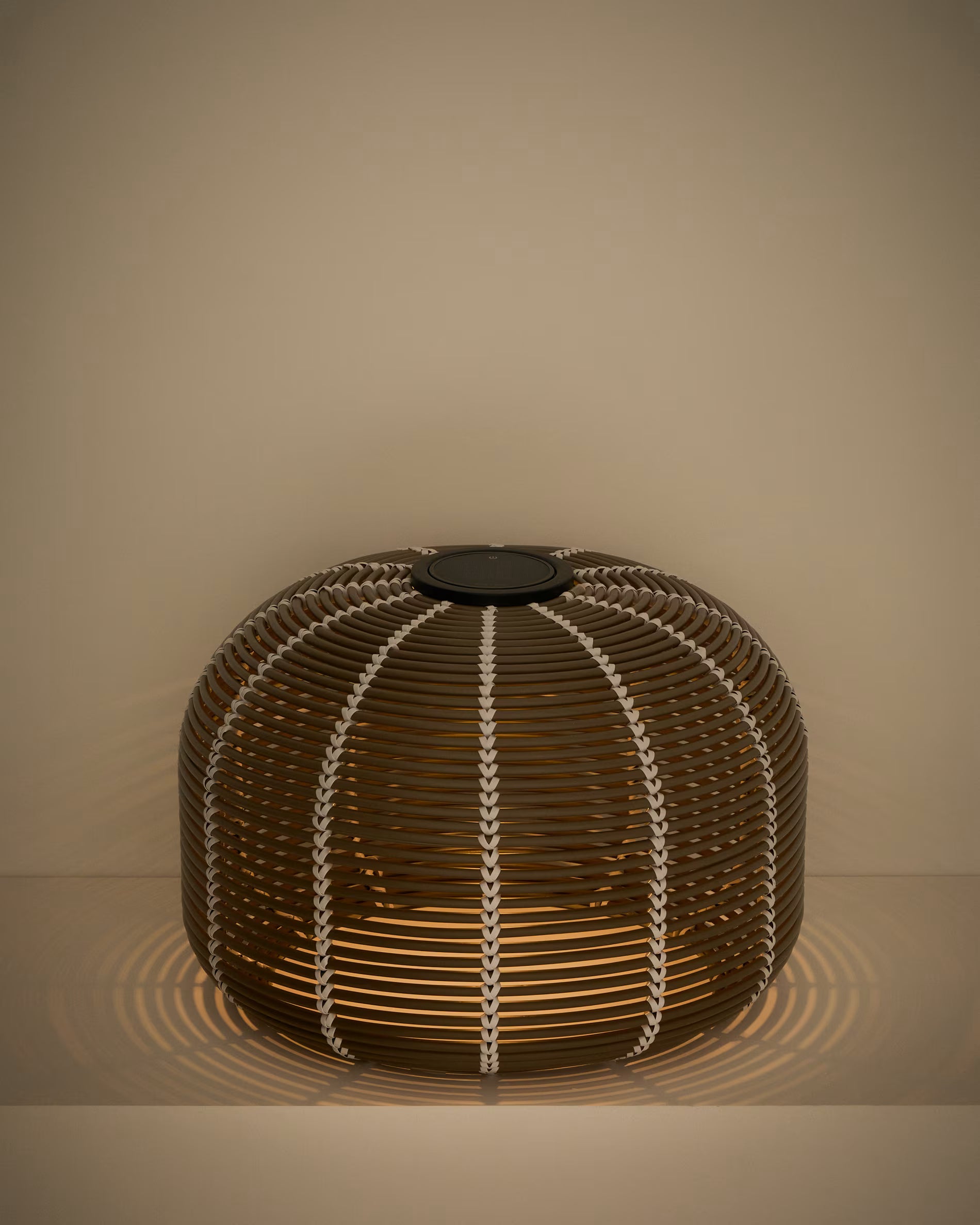 Lampa ogrodowa solarna GAROINA taupe syntetyczny rattan – Kave Home