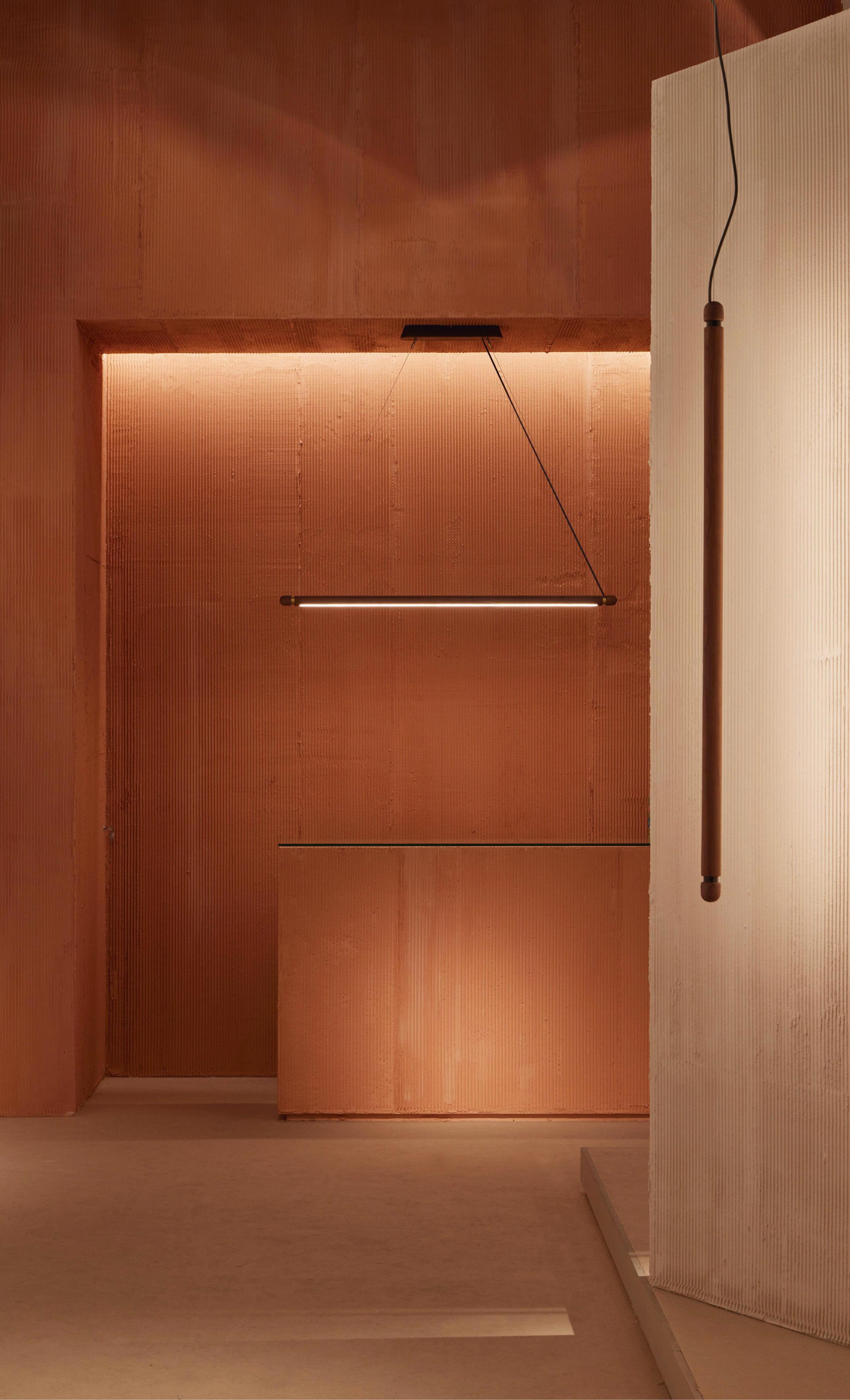 Hanglamp LINEA H zwart essenhout met messing afwerking