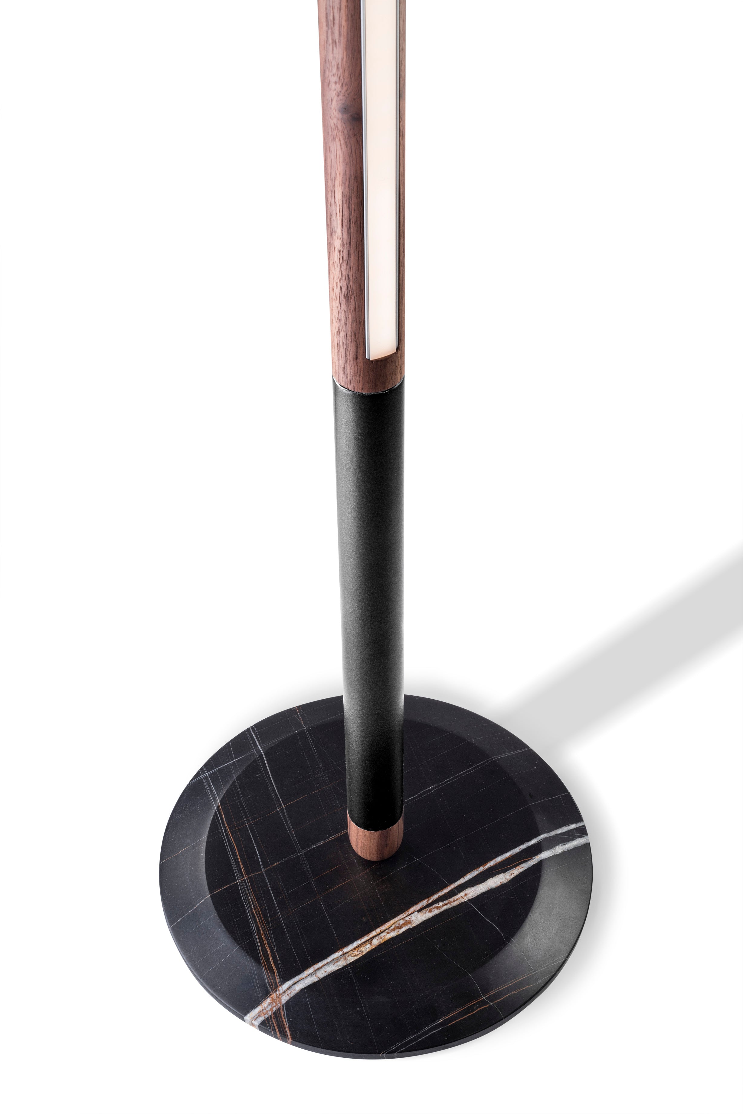 Stehlampe LINEA UNO aus Nussbaumholz mit grafitfarbener Oberfläche und Marmorsockel