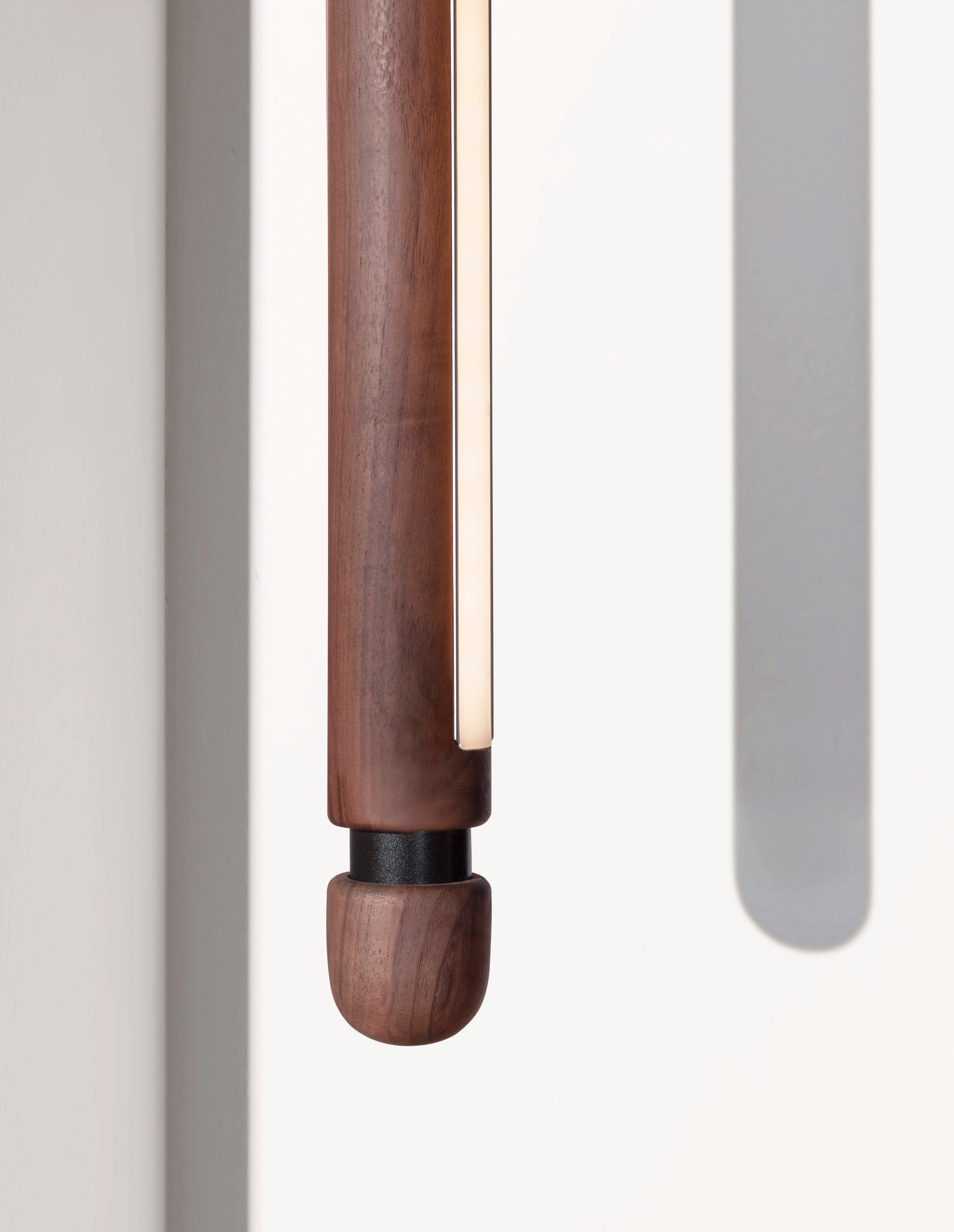 Pendelleuchte LINEA V aus Nussbaum mit grafitfarbener Oberfläche