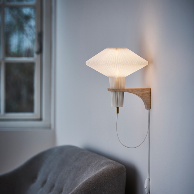 Wandlamp MODEL 204 PADDENSTOEL wit met lichte eiken basis