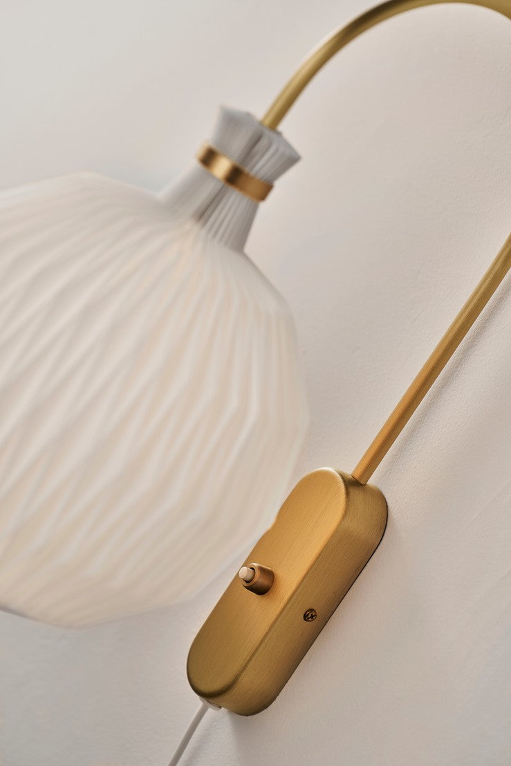 Lampa ścienna MODEL 201 biały z mosiężną podstawą – Le Klint