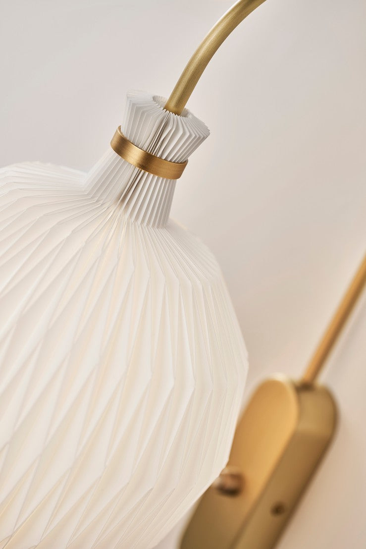 Lampa ścienna MODEL 201 biały z mosiężną podstawą – Le Klint
