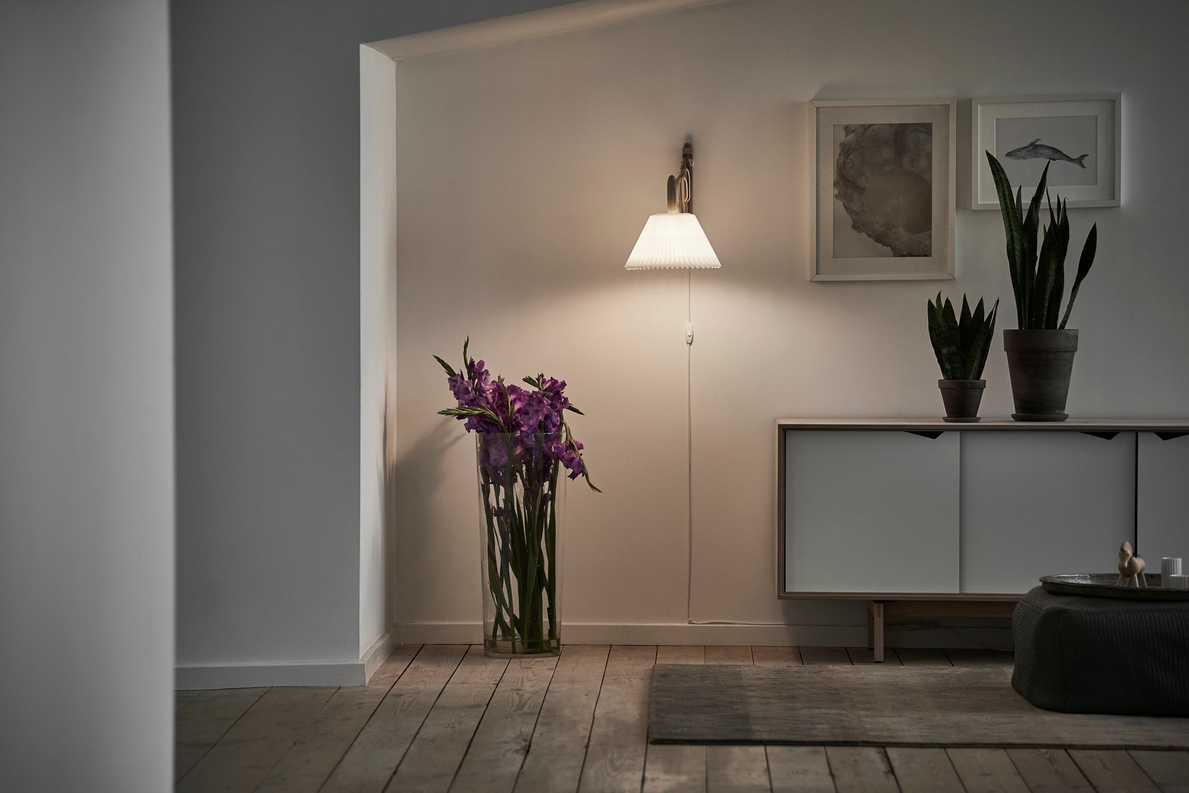 Wandlamp MODEL 223 2/17 SAX wit met een lichte eiken basis