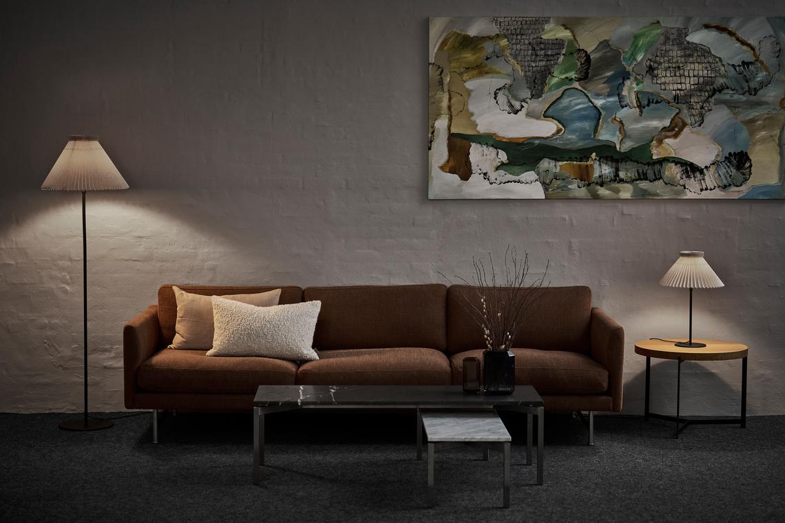 Stehlampe MODELL 334 in butterbeigem Farbton mit schwarzem Fuß