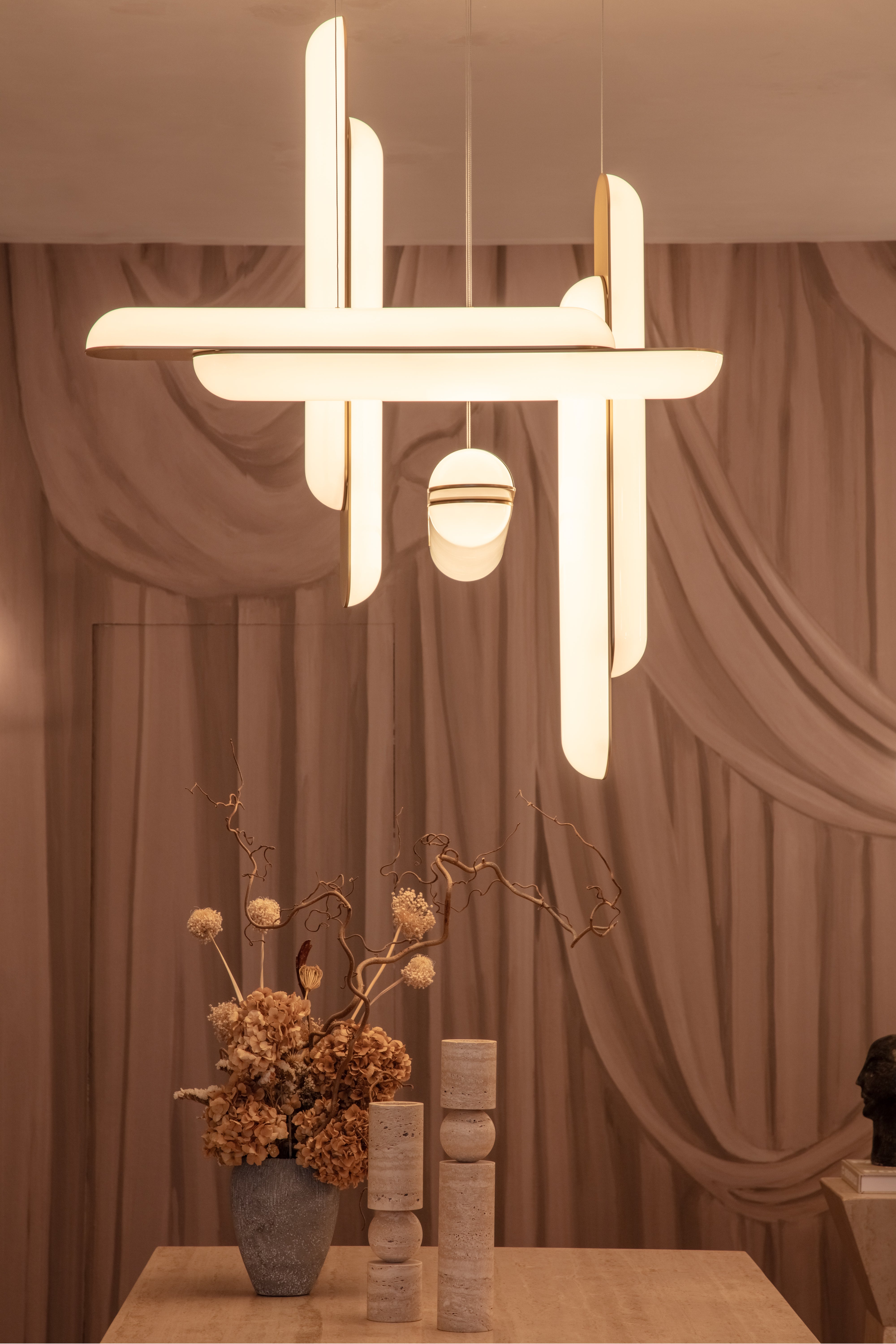 Hanglamp GEMINI met opalen glazen kap en messing.