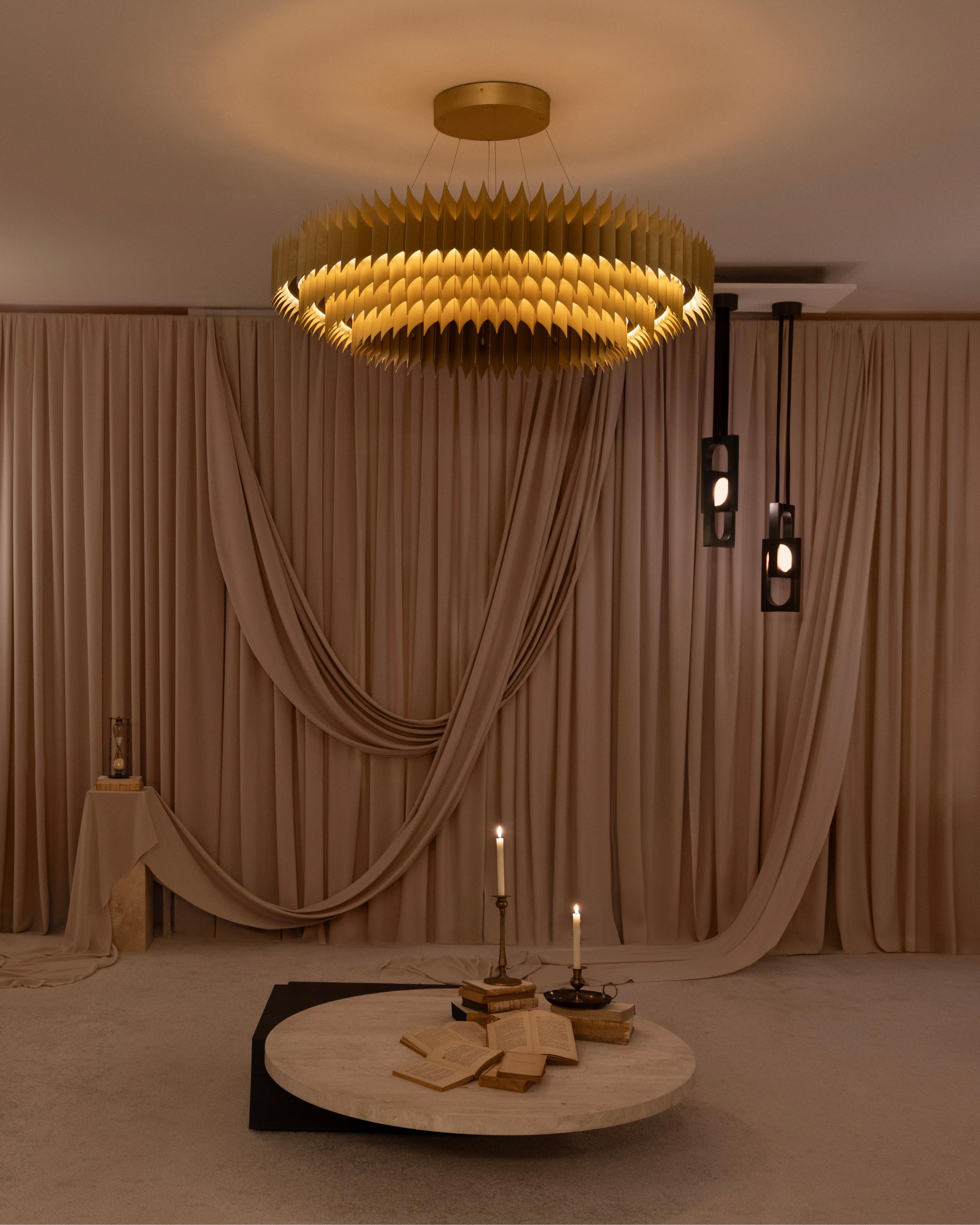 Hanglamp MYTHOS met opalen glazen kap en messing.