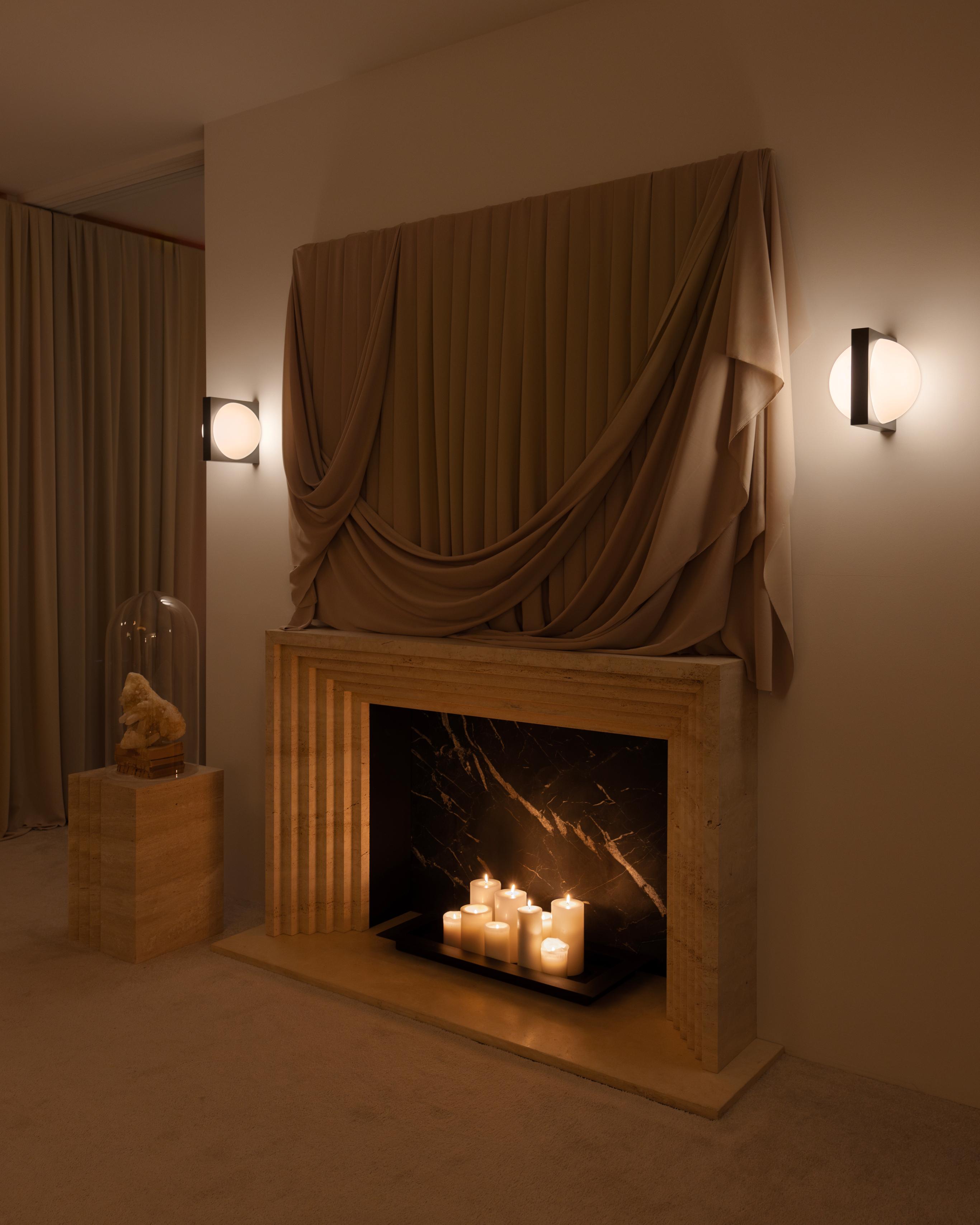Wandlamp SOLSTICE met opaal glazen kap en zwart messing