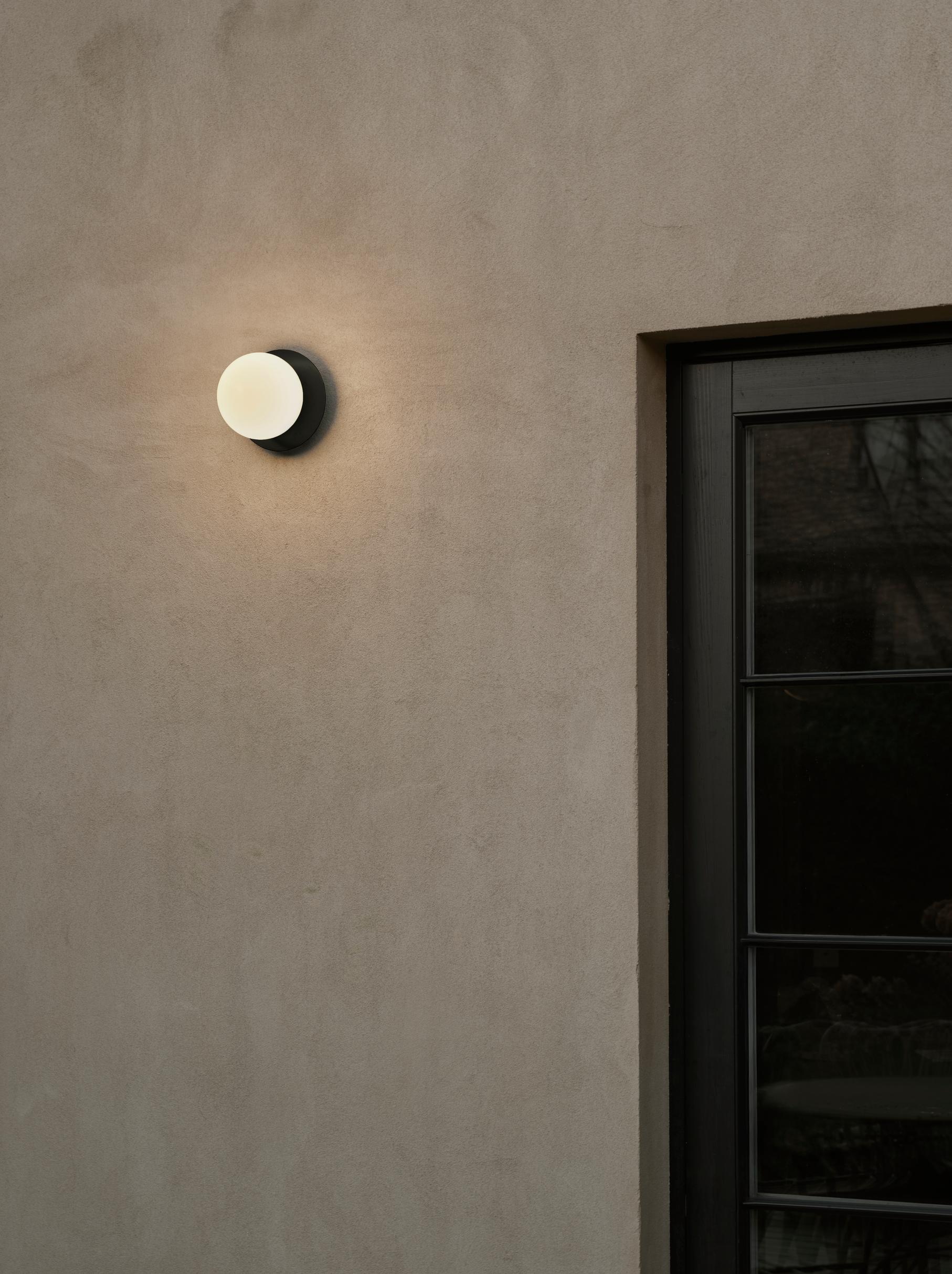 Buitenwandlamp LIILA zwart met opaalglas