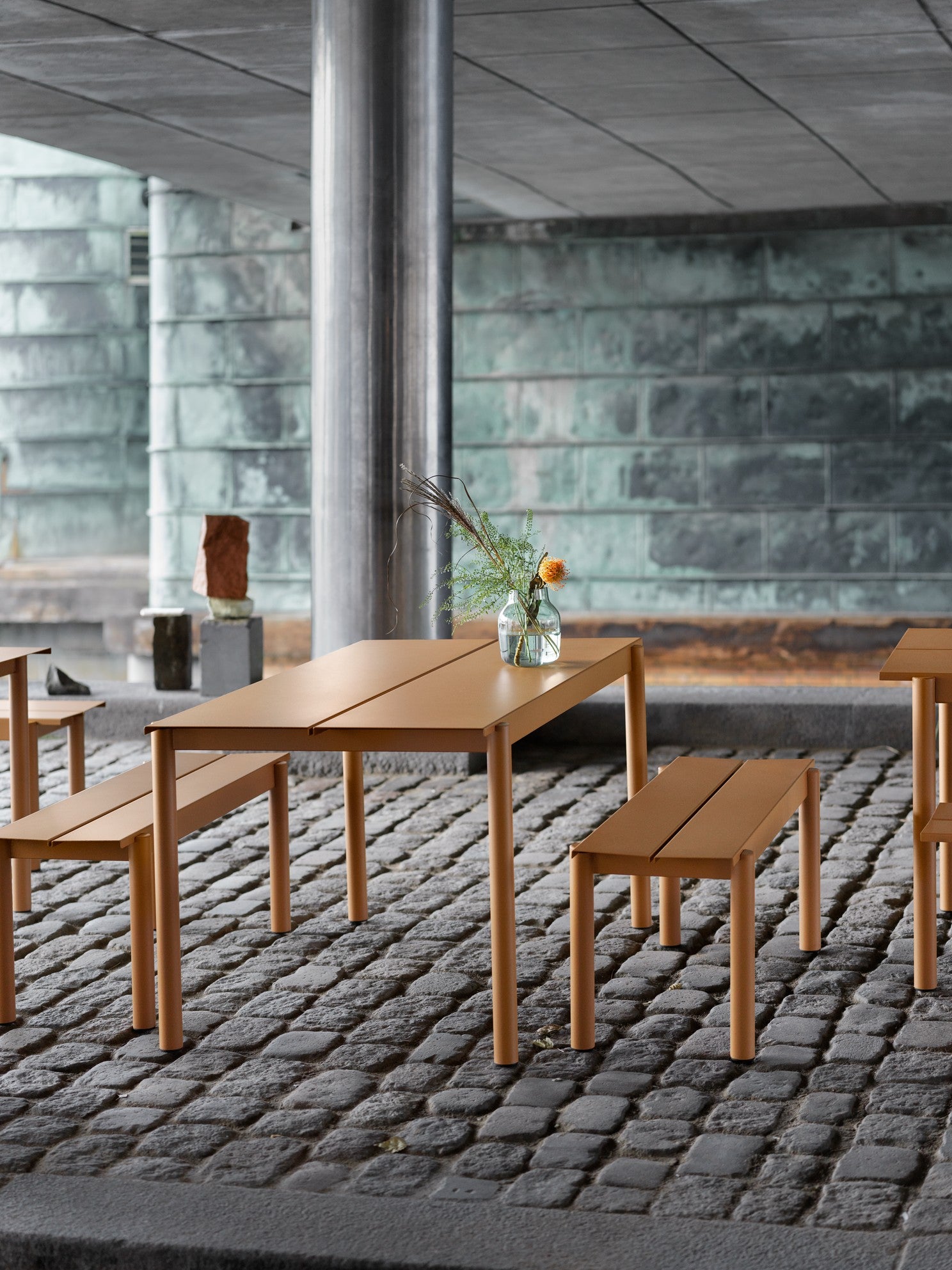 Buiten tafel LINEAR oranje staal