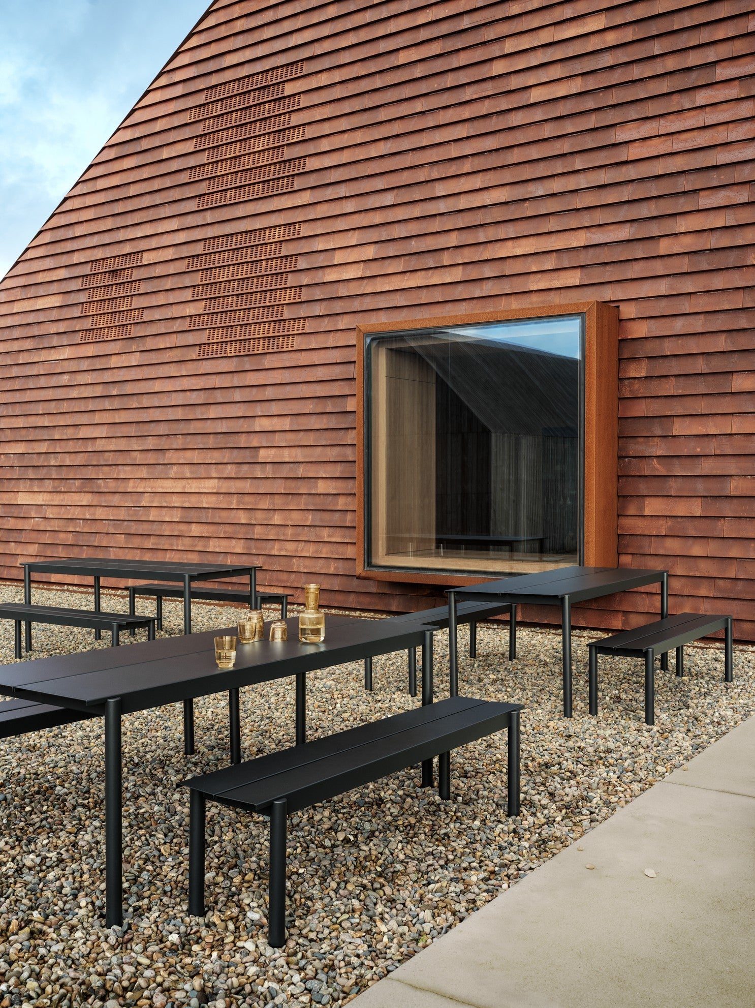 Buiten tafel LINEAR zwarte staal