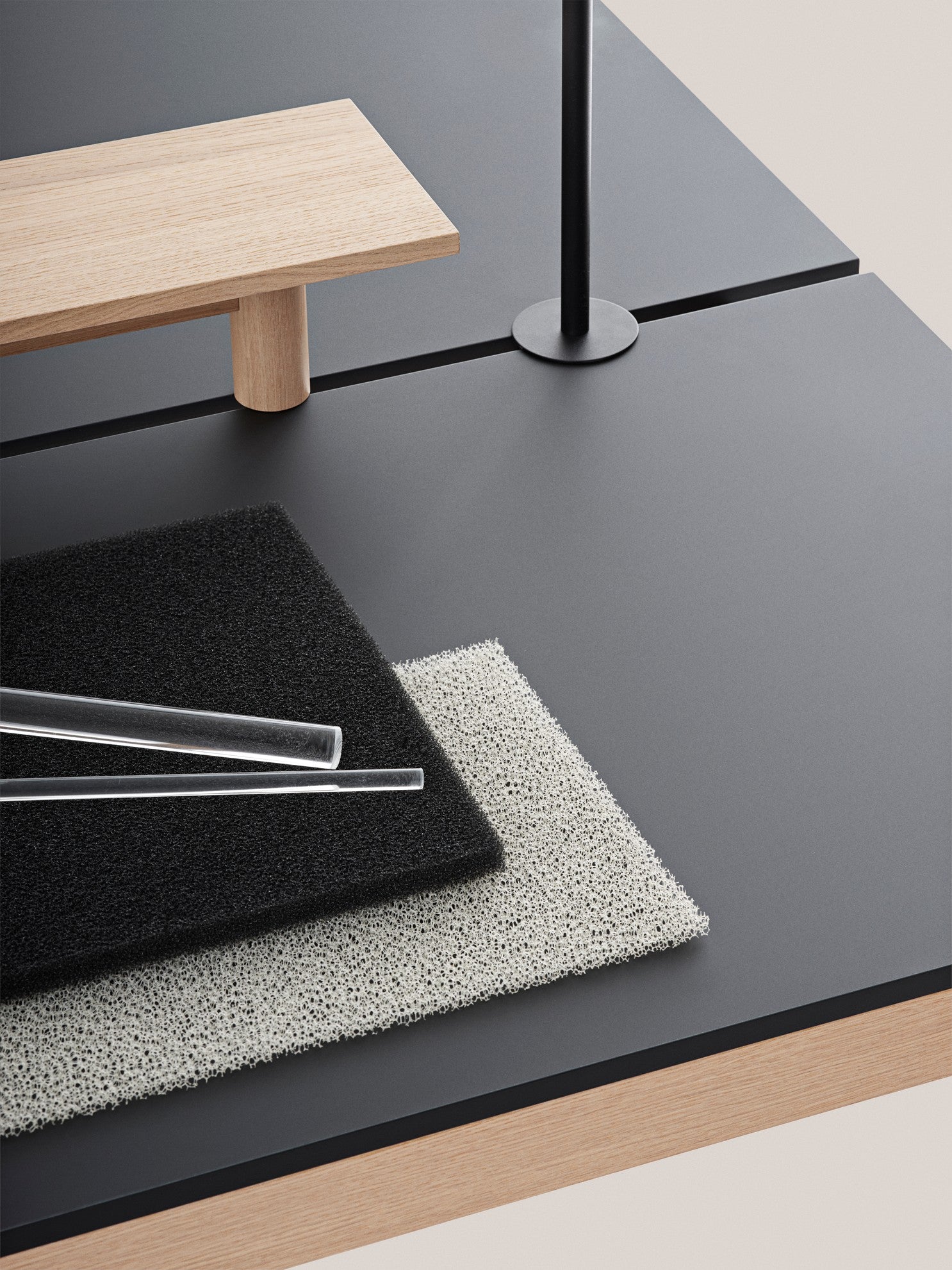 Bureau tafel LINEAR SYSTEM - CONFIGURATIE 1 zwart nanolaminaat met eiken basis