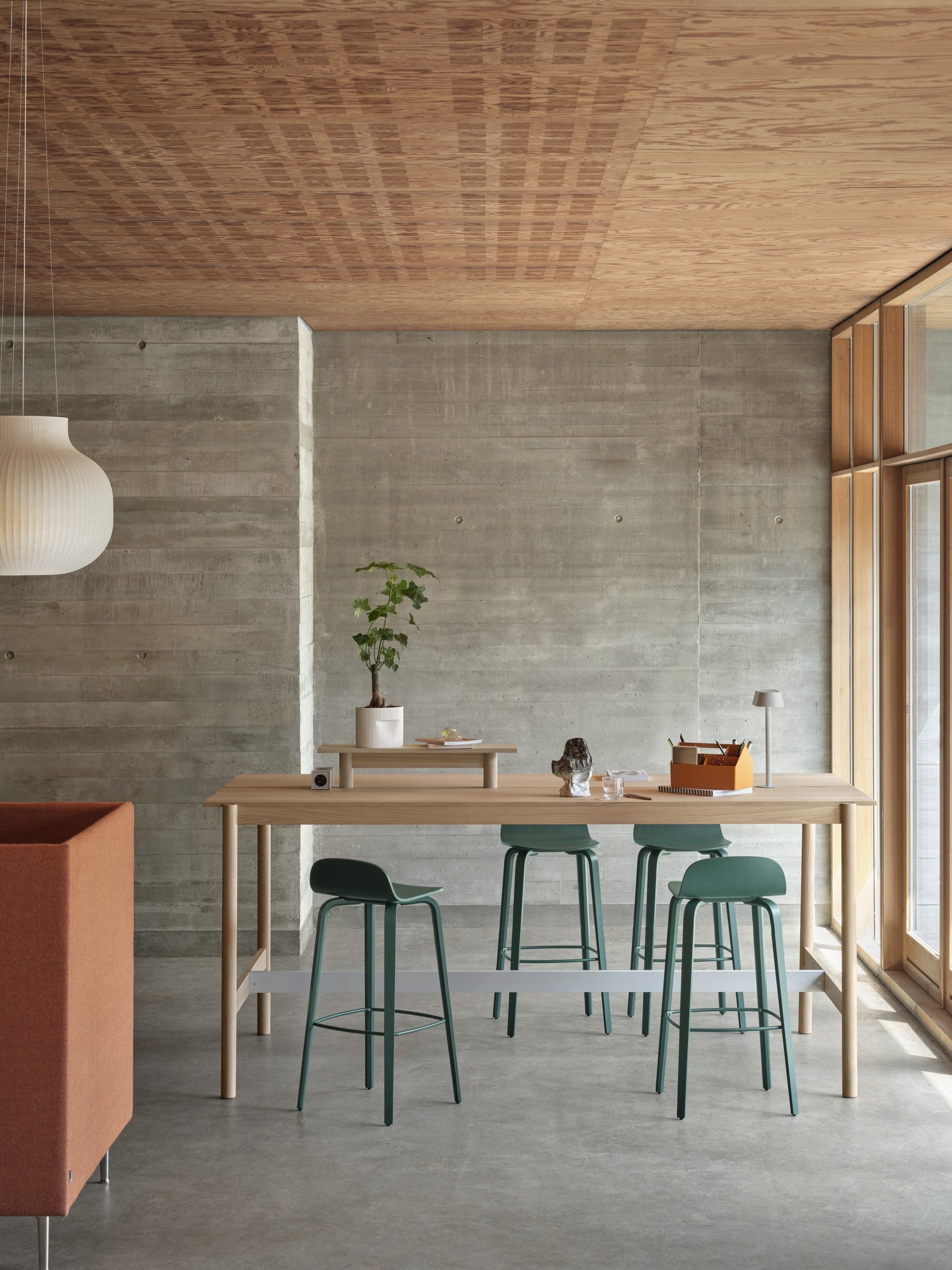 VISU Bar Stool in Plum