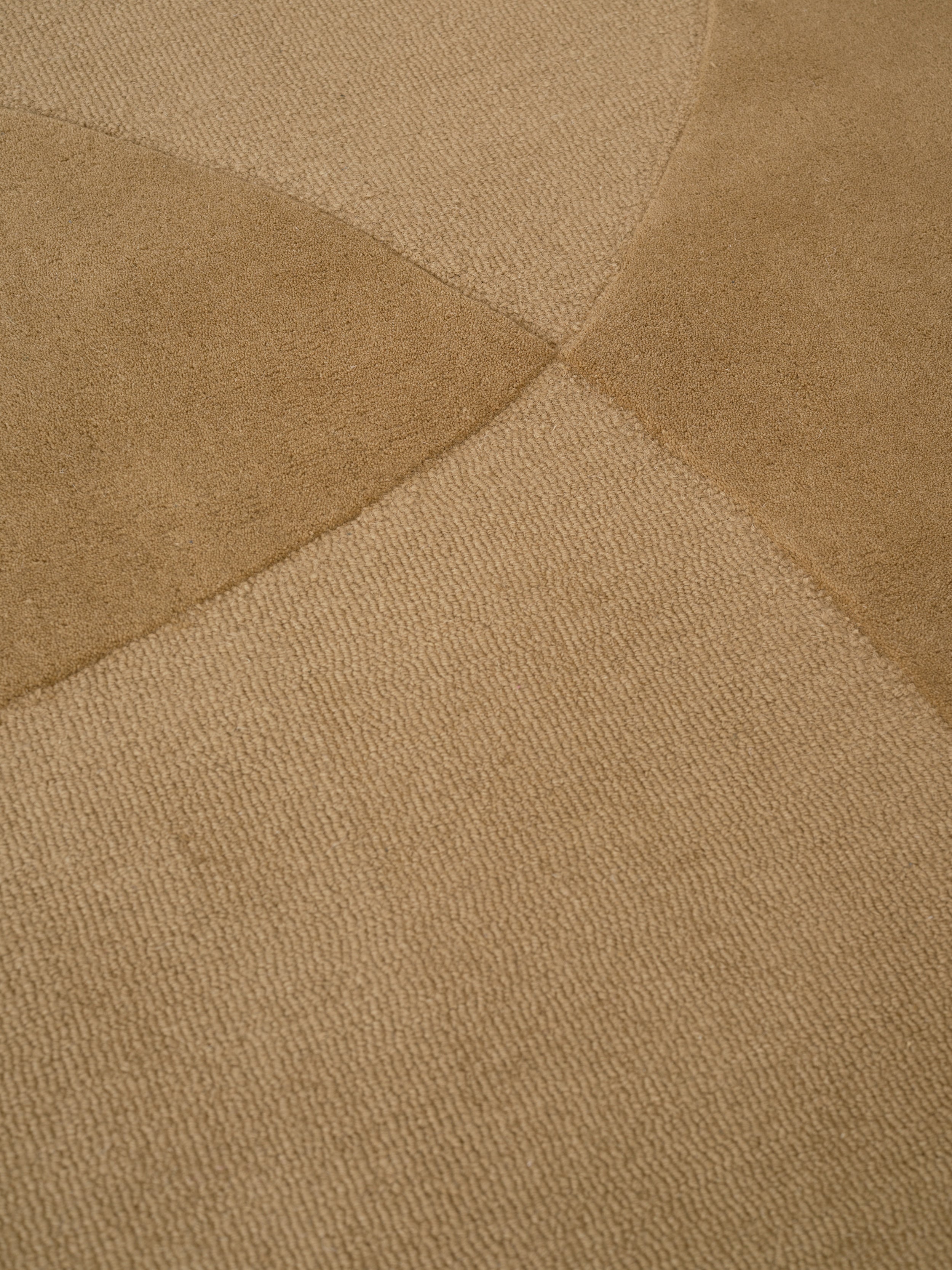 Dywan SPLIT PLAINS musztardowy – tkanina bouclé