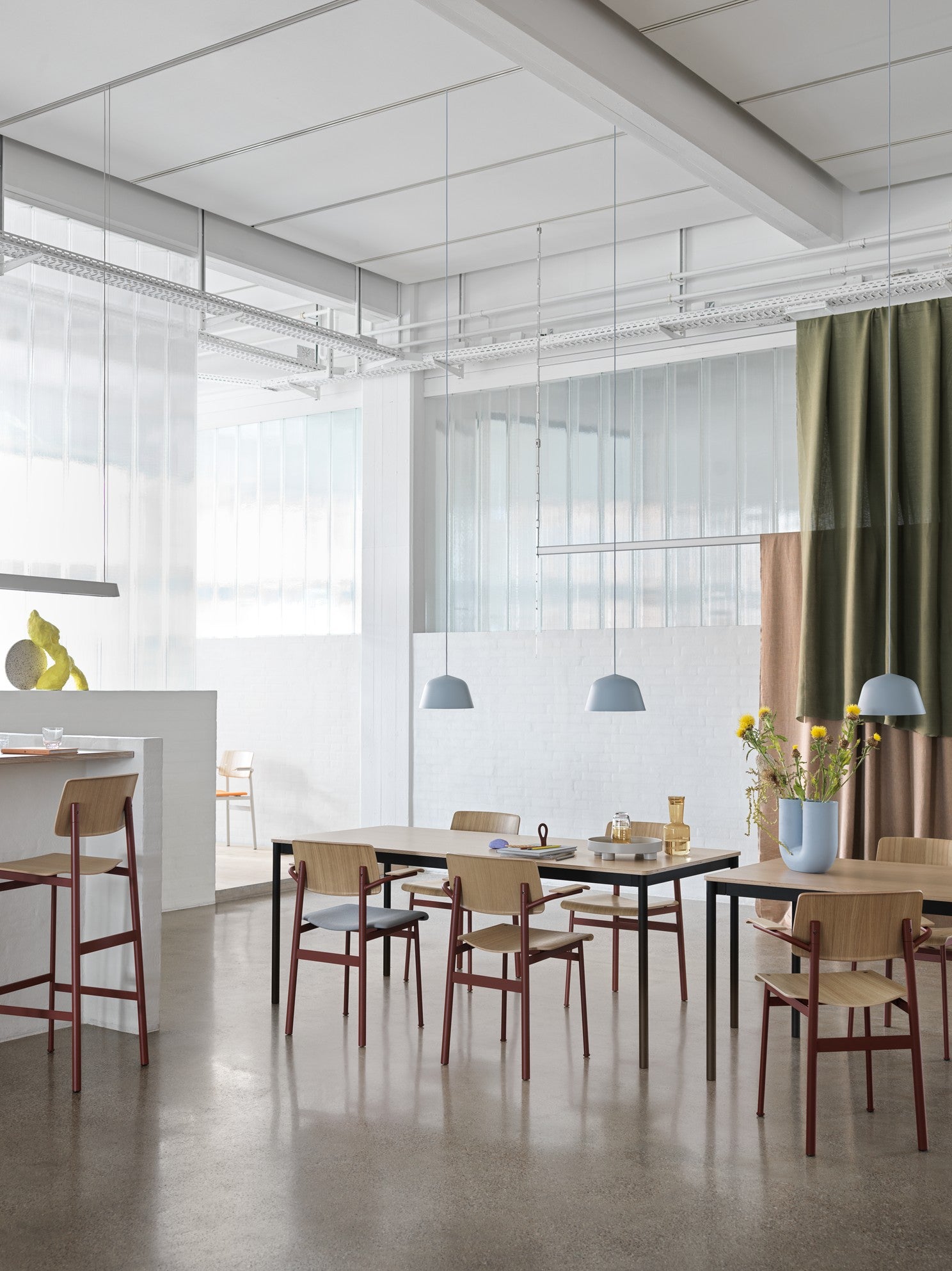 Stuhl LOFT Eichenfurnier mit bordeauxfarbener Basis