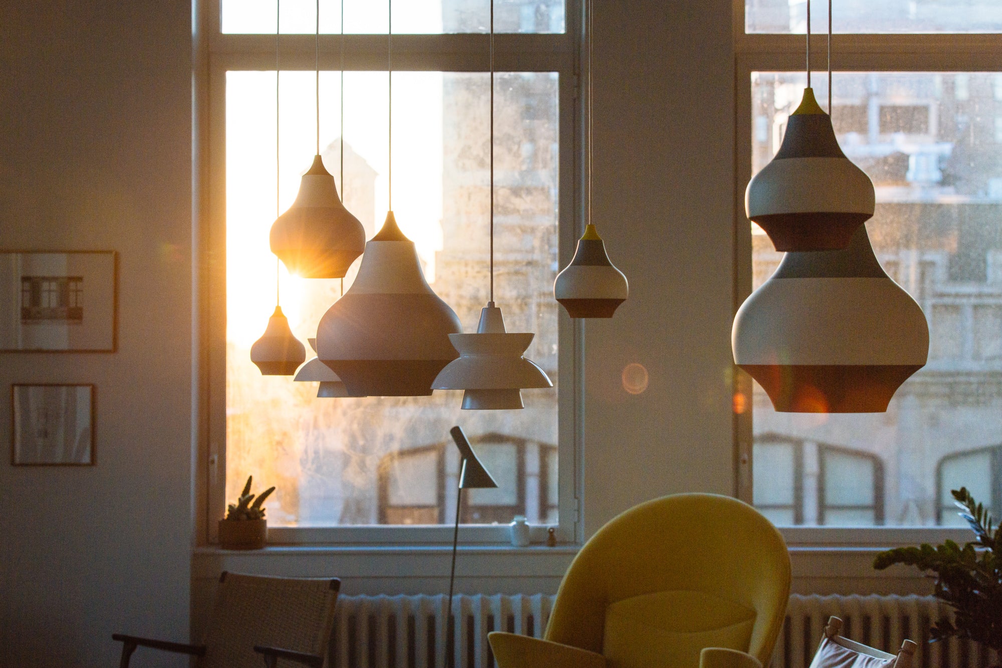 Hanglamp CIRQUE geel-groen-blauw met rode punt