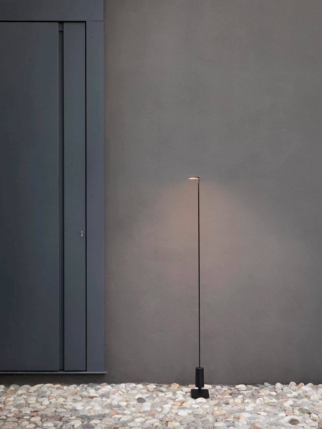 Portable outdoor floor lamp FLIA black