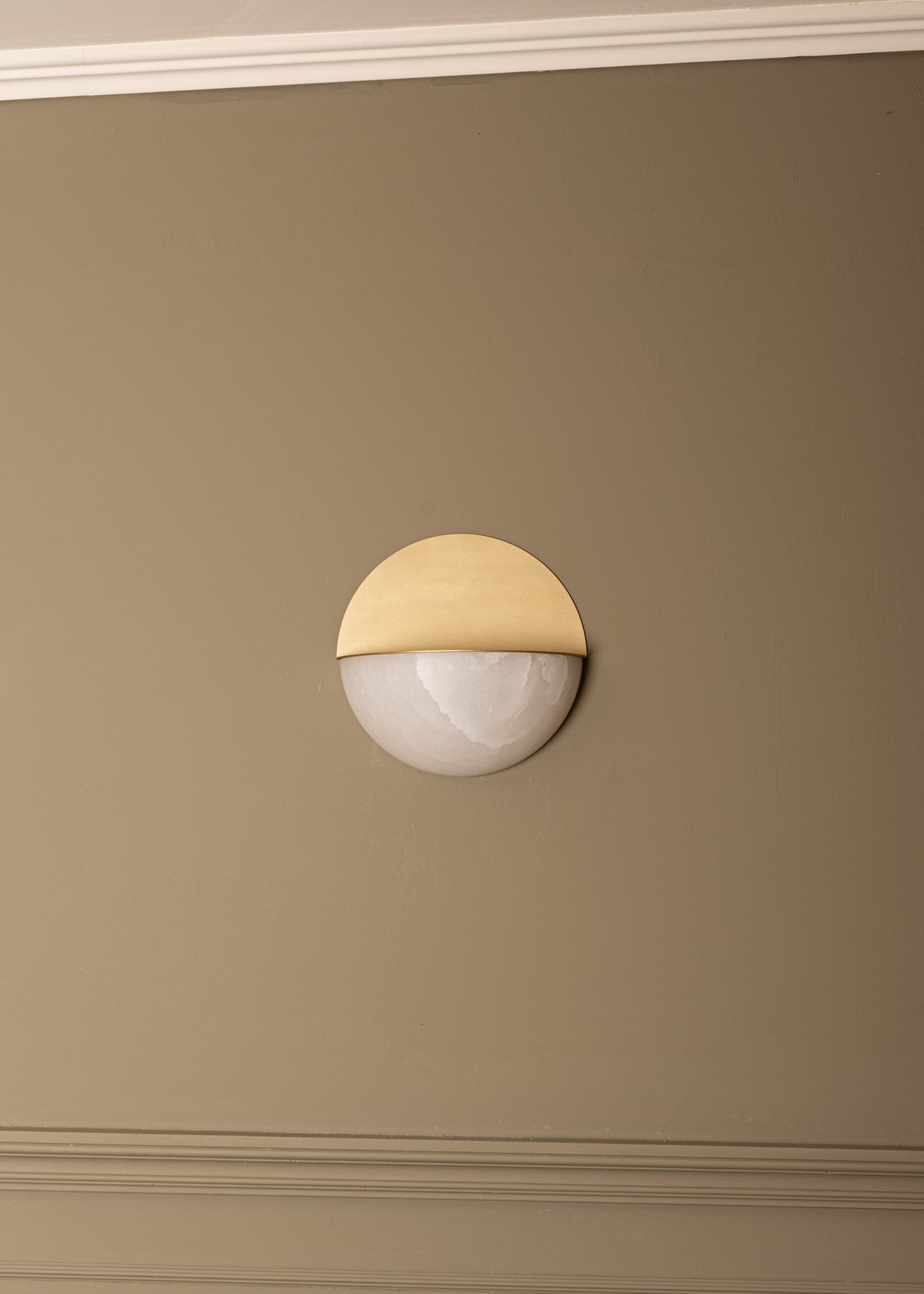 LUNO alabaster wall lamp in white with brass