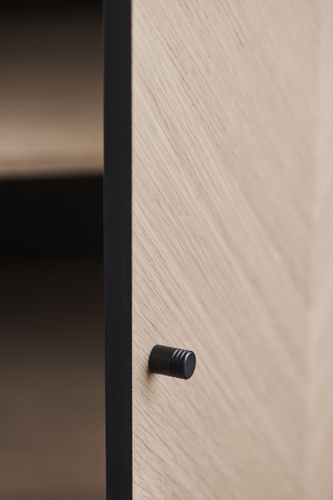 LUXE geluidskast gebleekt eikenhout met zwarte basis