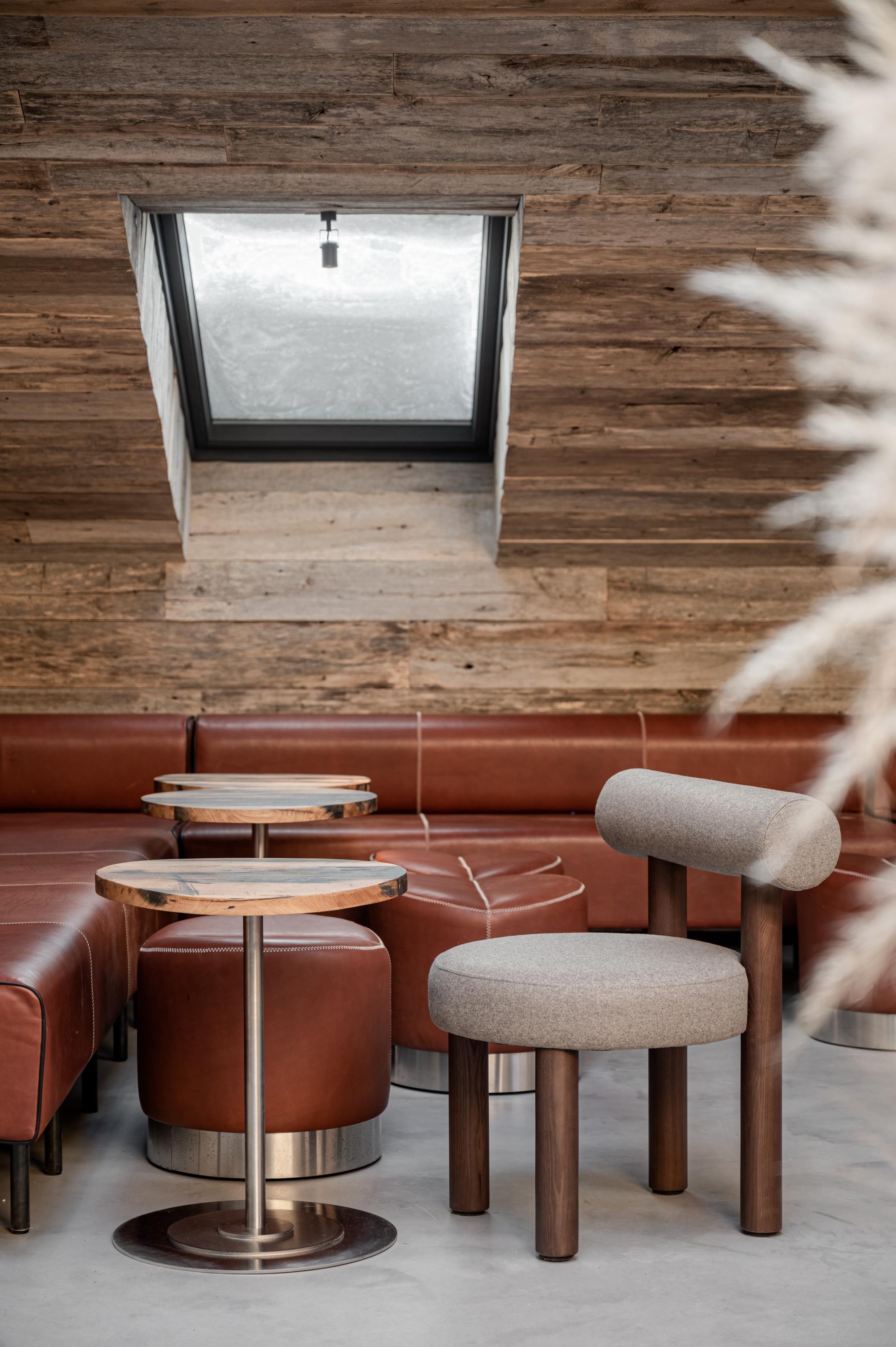 GROPIUS CS2 gestoffeerde stoel met houten basis