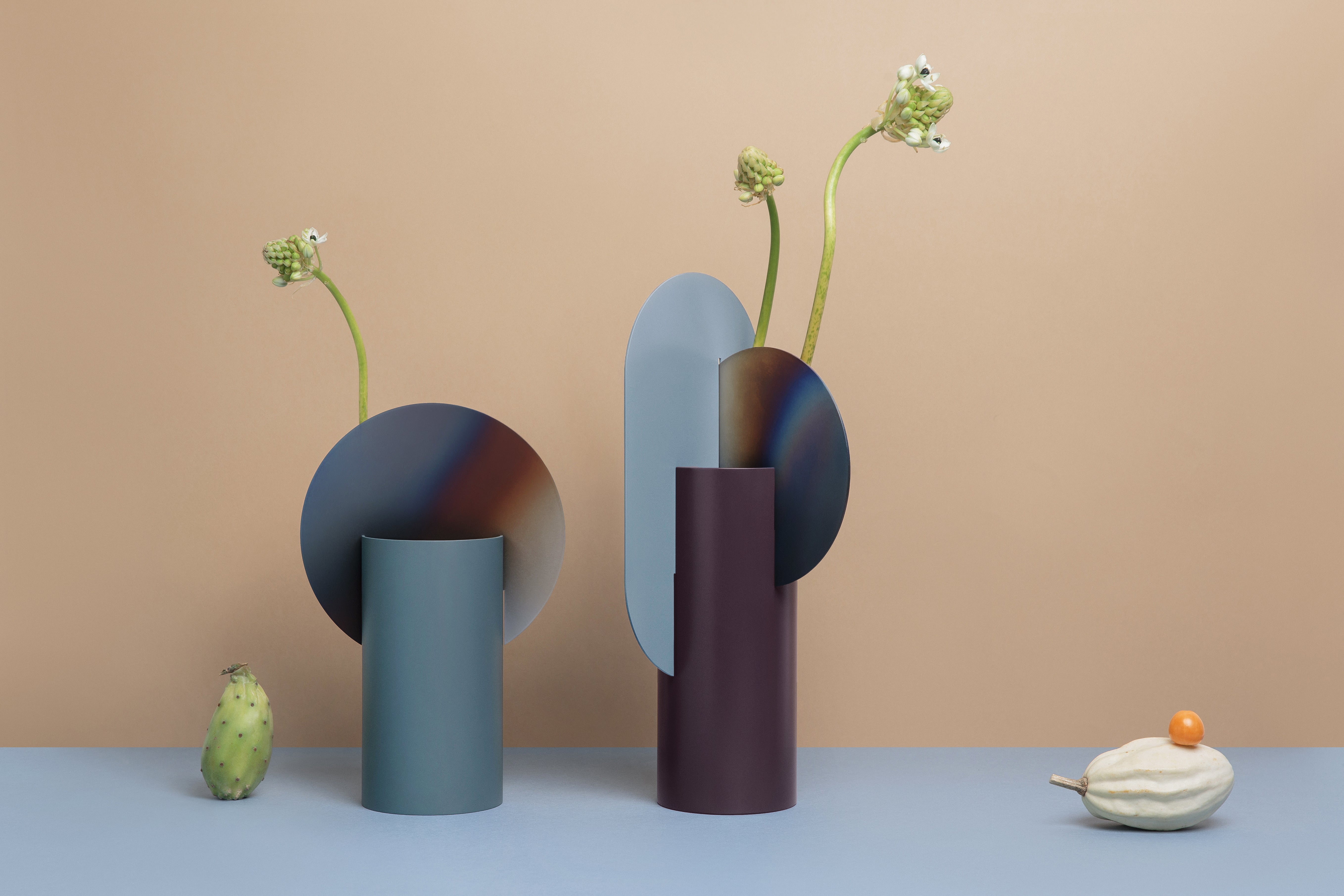 Vase MALEVICH - NUMMERIERTE EDITION blau mit brüniertem Stahl