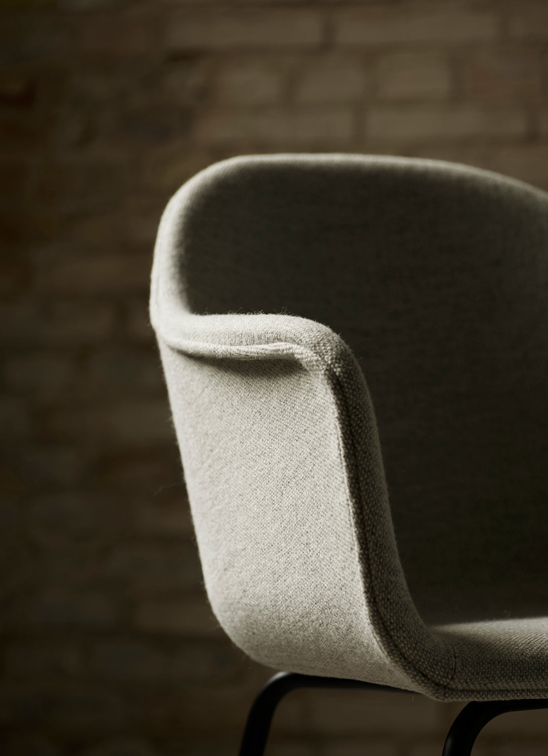 Fauteuil met armleuningen HARBOUR cognacleer met eiken basis