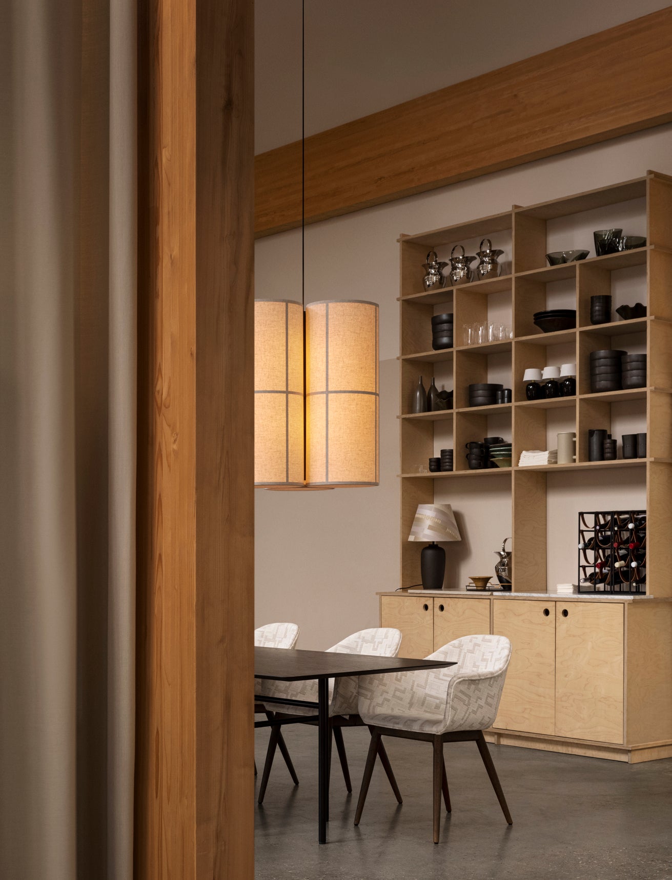 Krzesło z podłokietnikami HARBOUR koniakowa skóra z dębową podstawą