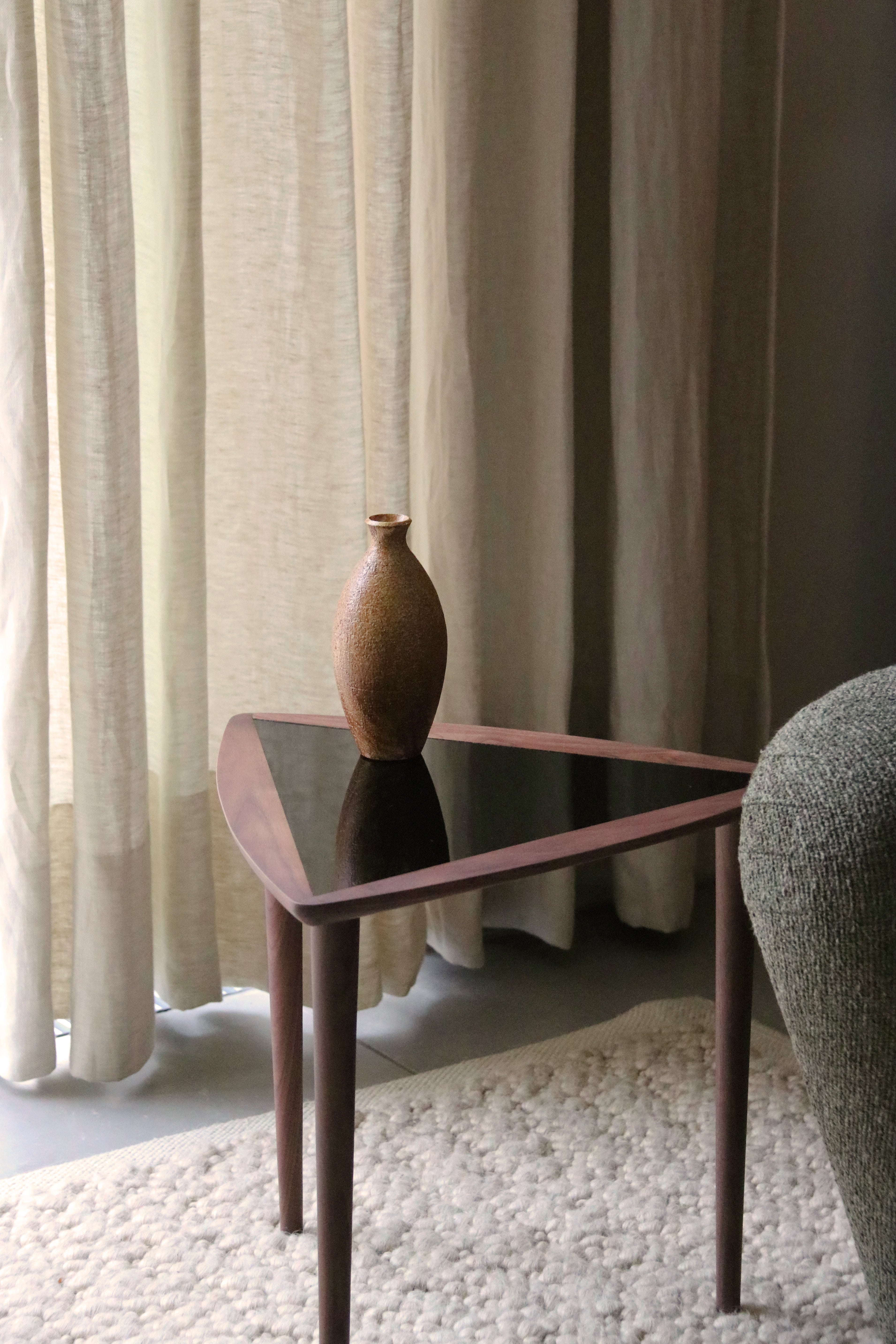 Beistelltisch UMANOFF NESTING aus Nussbaumholz mit schwarzer Tischplatte