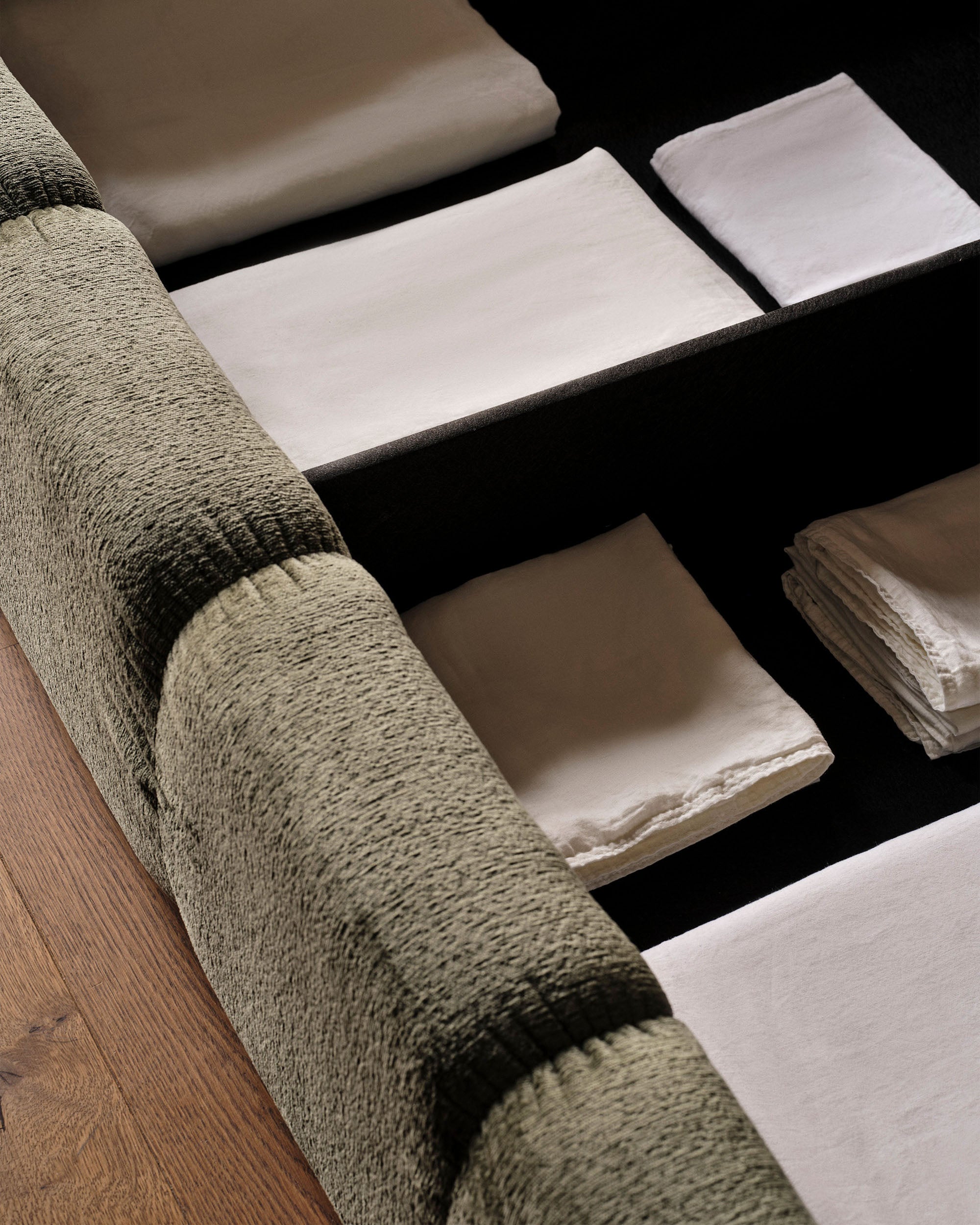 Velvet bed met opbergruimte LUPINE grijs