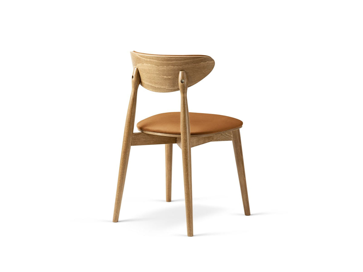 Krzesło aksamitne RINA karmelowy z podstawą w kolorze orzecha amerykańskiego – ujęcie 3
