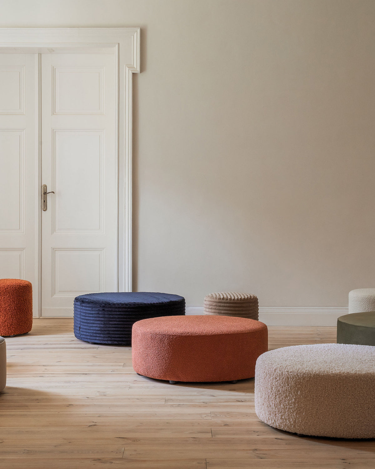 Puf aksamitny DIA terakota – ujęcie 6