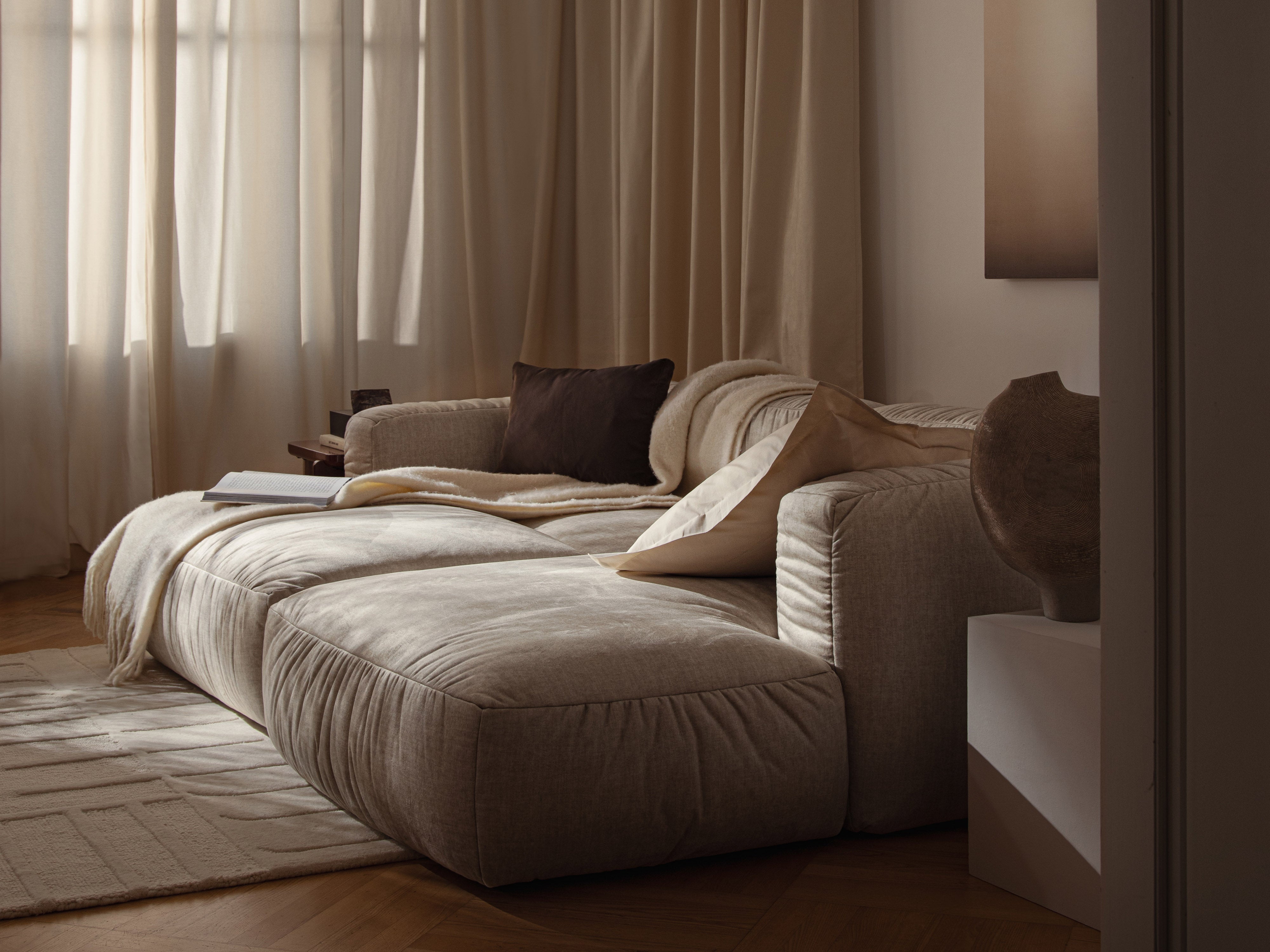 Samt-Ecksofa rechts mit Schlaffunktion MARTINA grau [Ewelina]