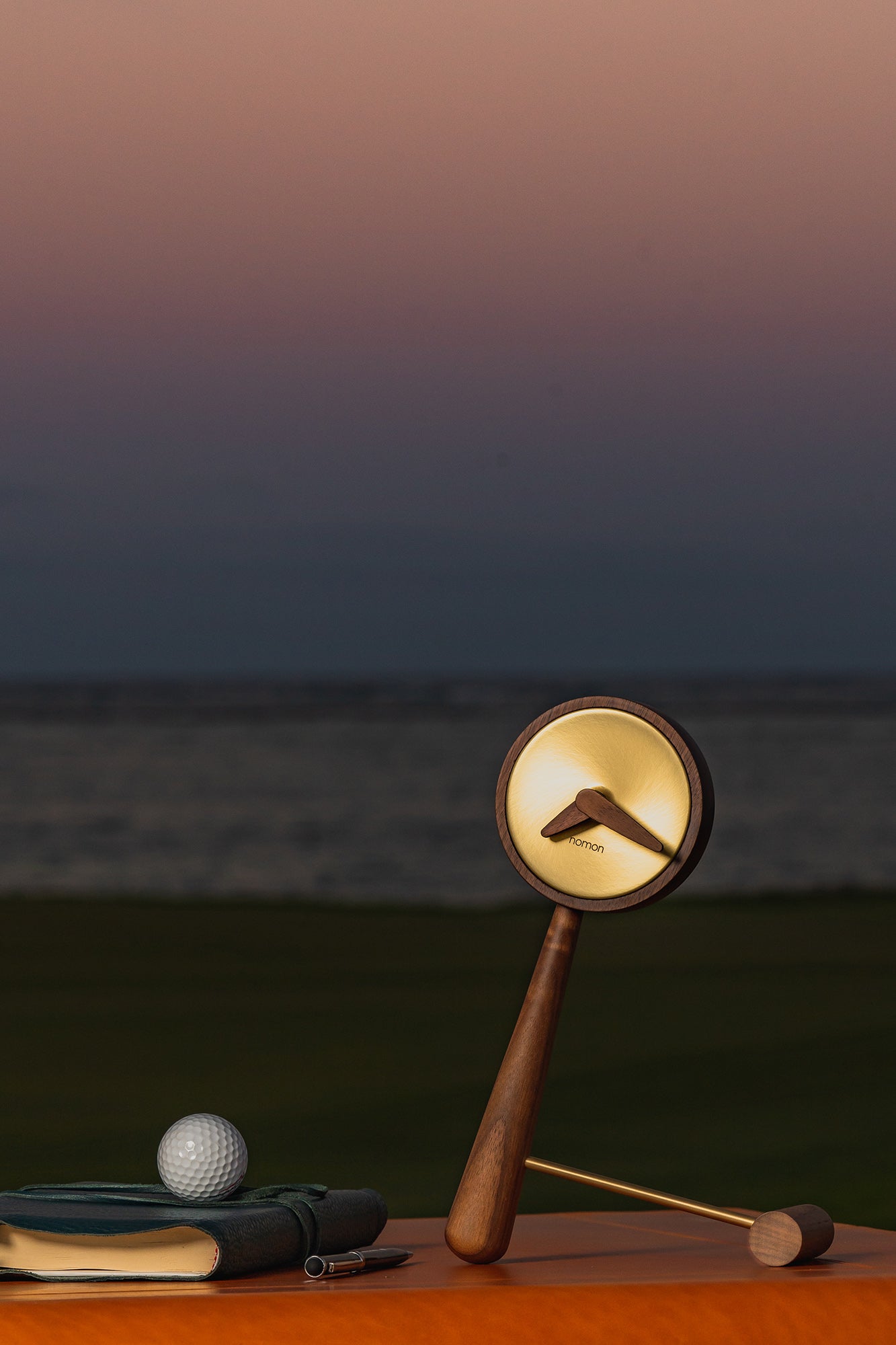 Tischuhr MINI PUNTERO aus Nussbaumholz mit messingfarbener Oberfläche