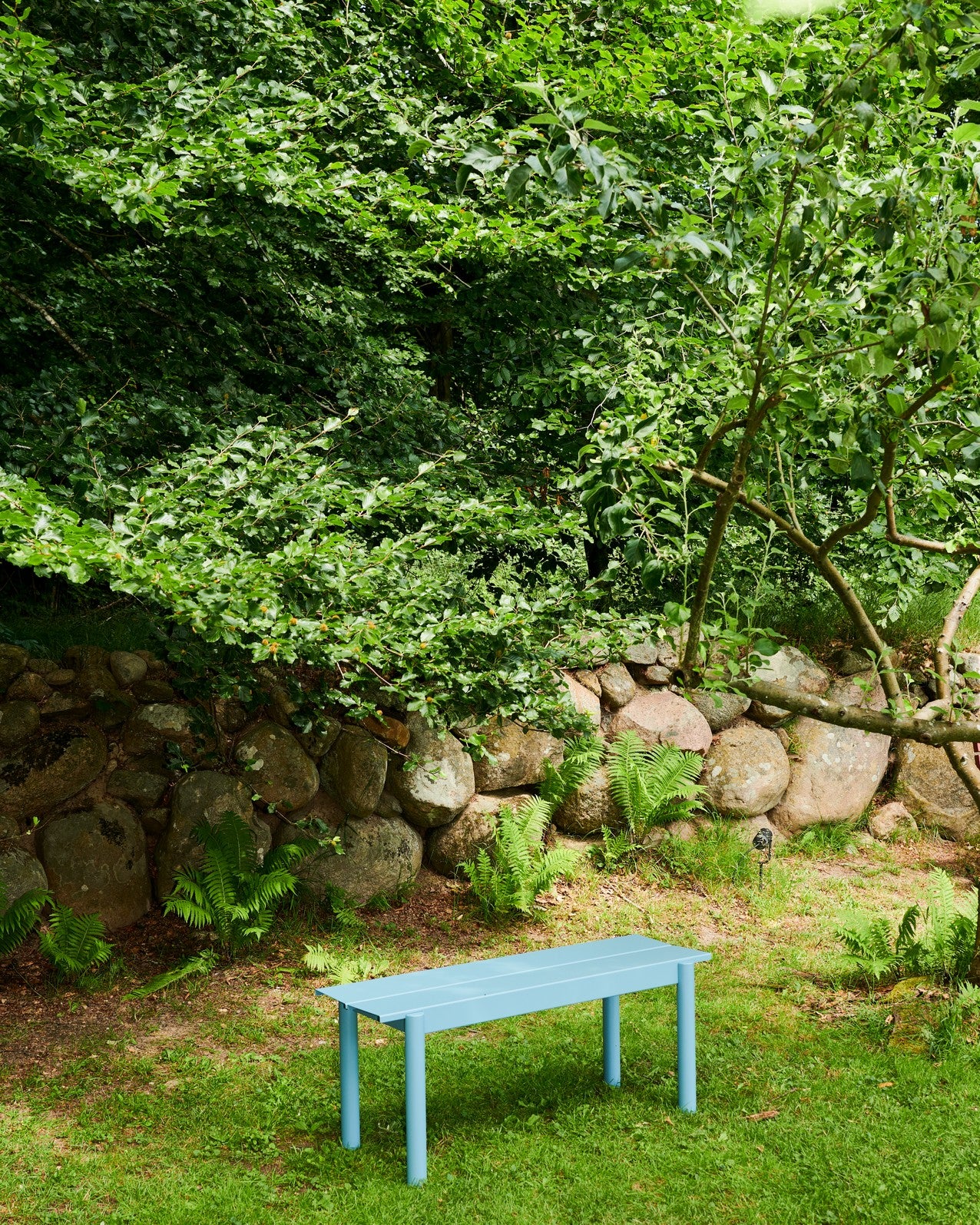 Blaue LINEAR Gartenbank aus Stahl