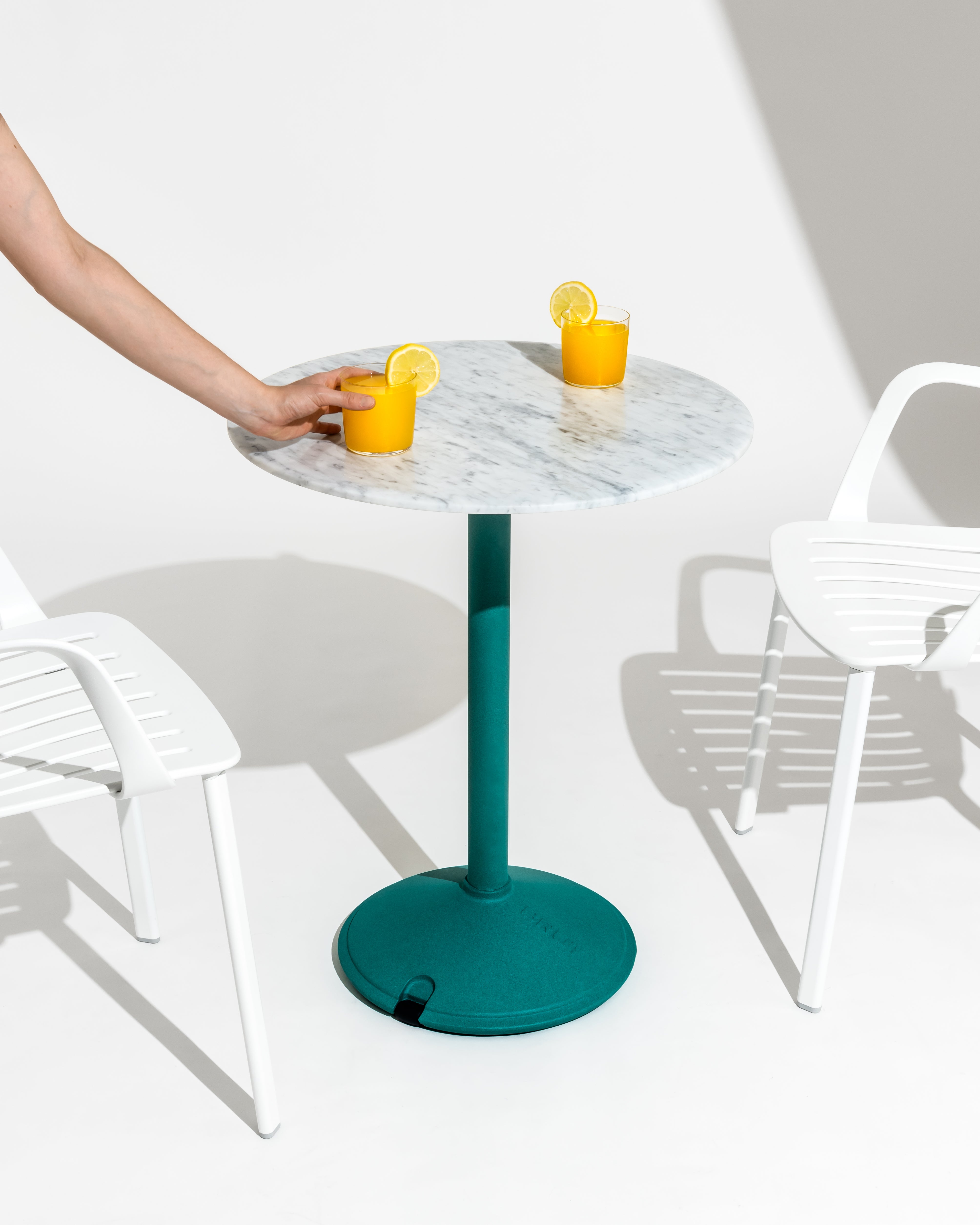 BRUT runder Tisch, rotes Gestell