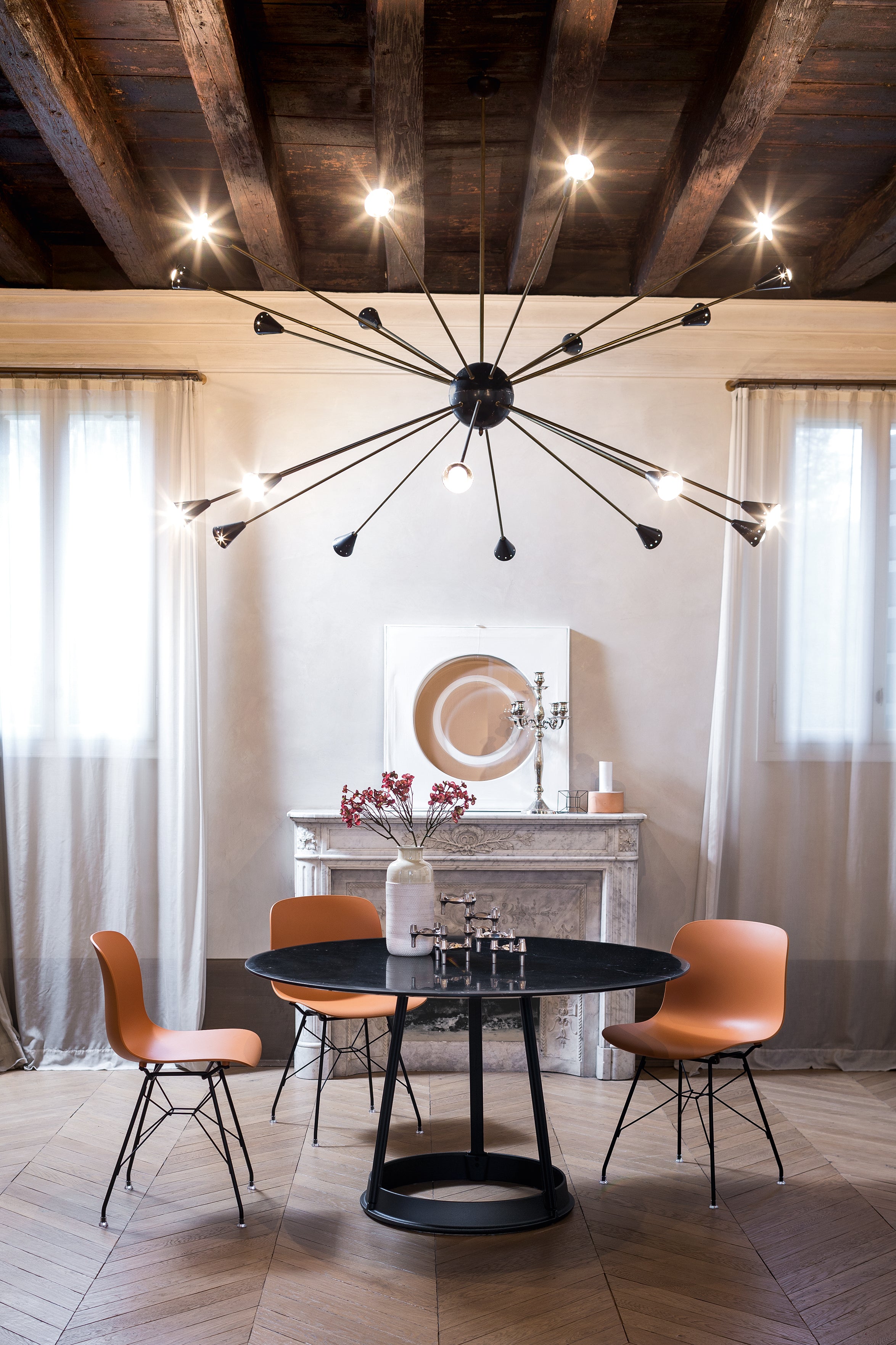 BRUT runder Tisch aus schwarzem Marmor mit rotem Sockel