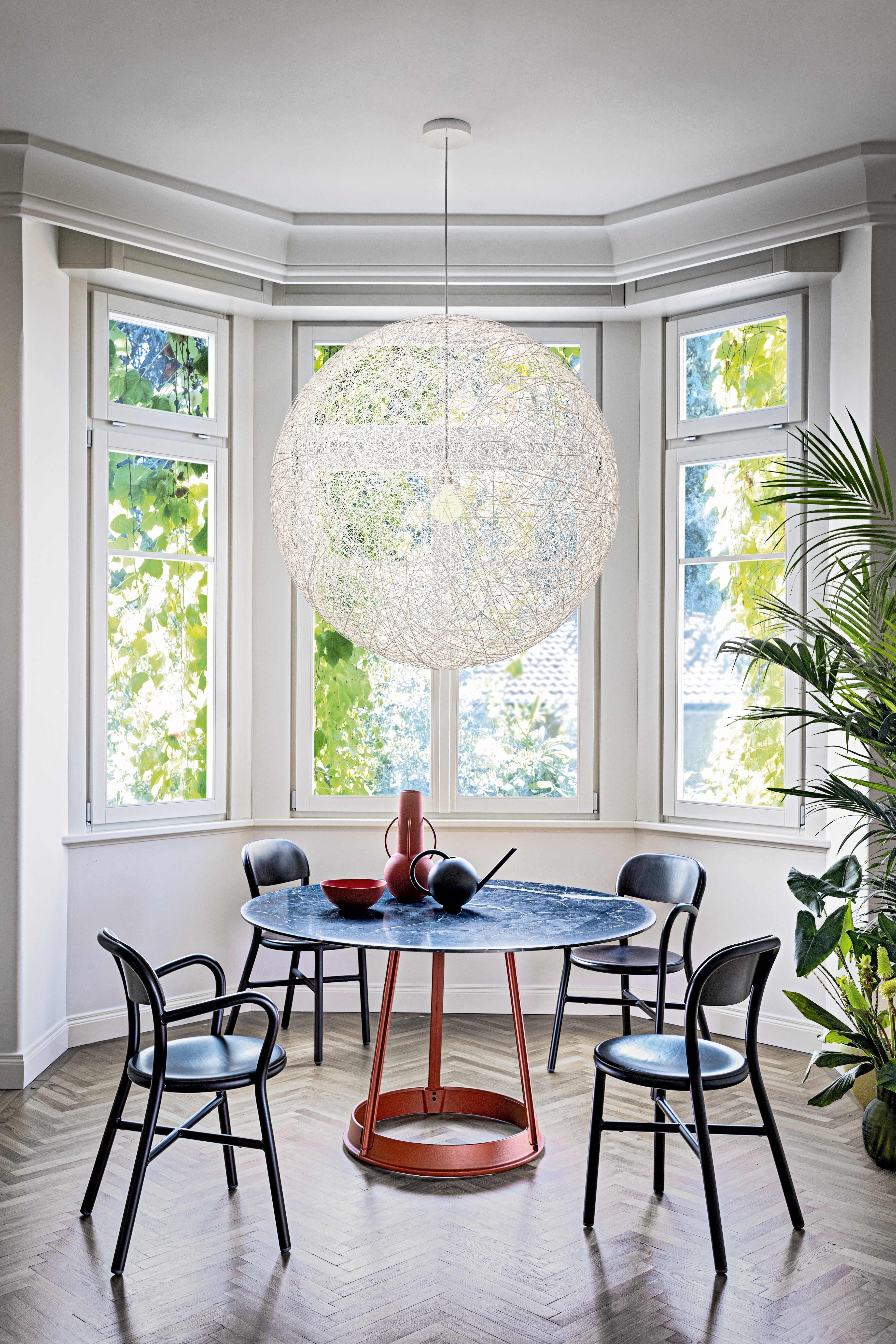 BRUT runder Tisch aus schwarzem Marmor mit rotem Sockel