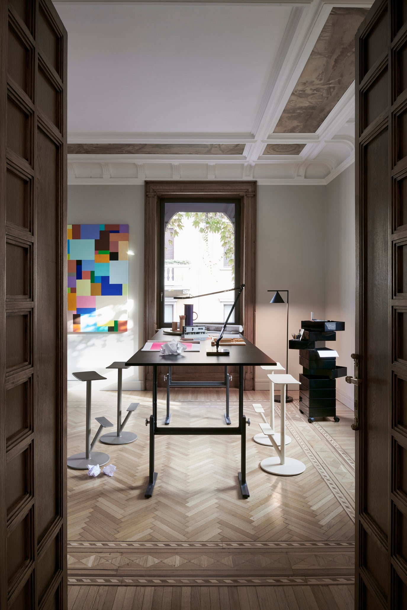 BRUT Tisch mit türkisfarbenem Fuß