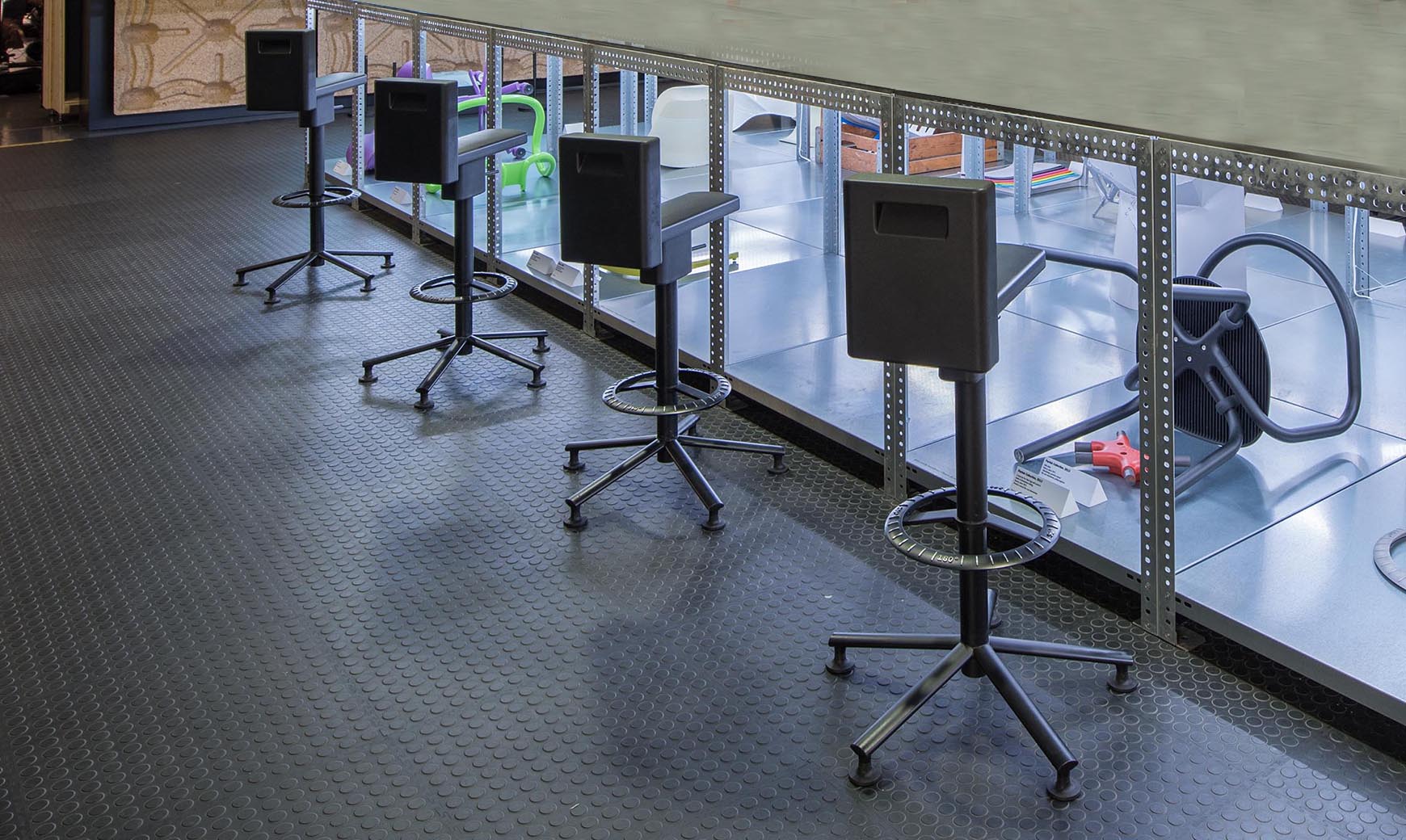 Hochstuhl drehbar 360° schwarz