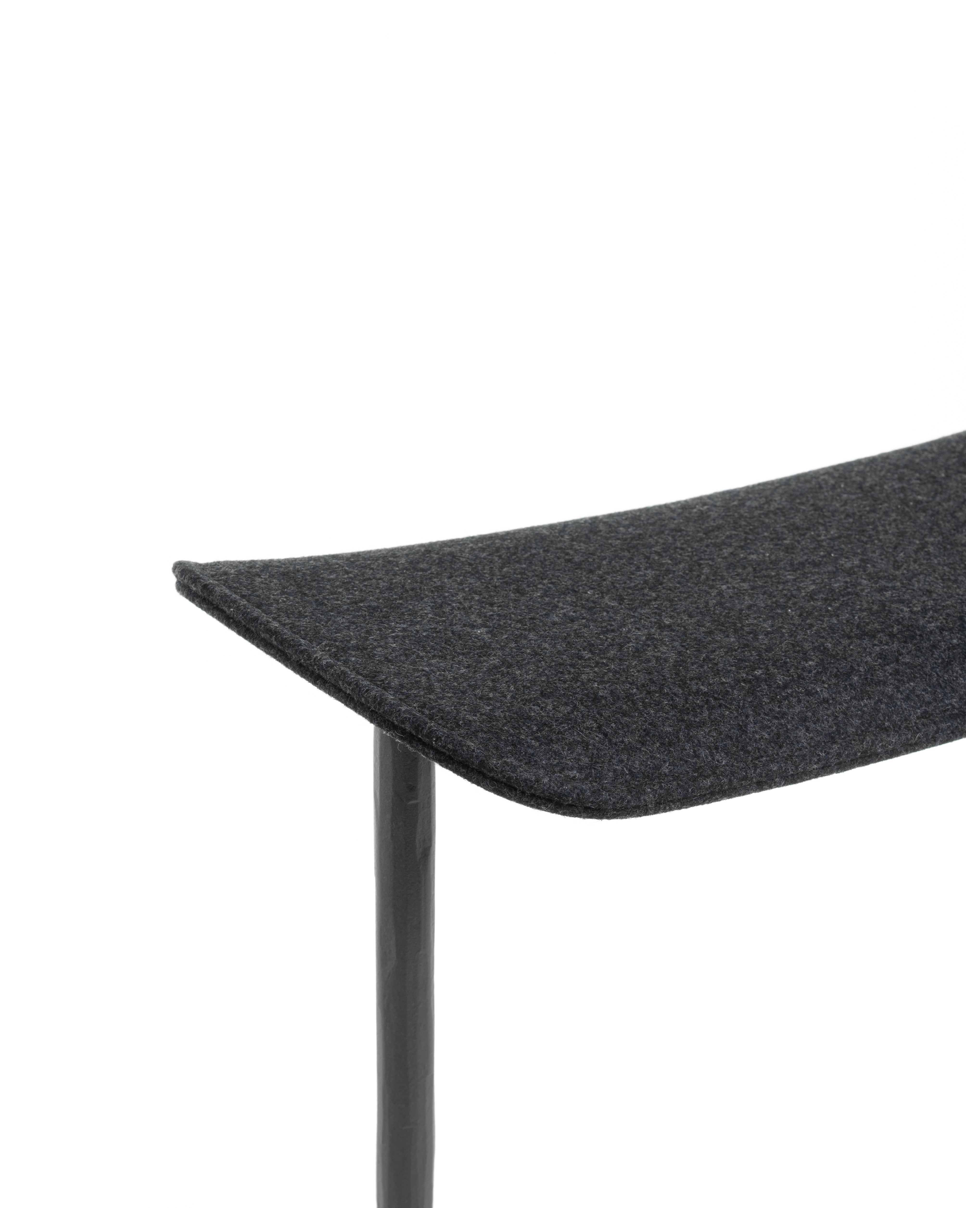 OFFICINA Barhocker, anthrazitfarbene Basis, graue Sitzfläche