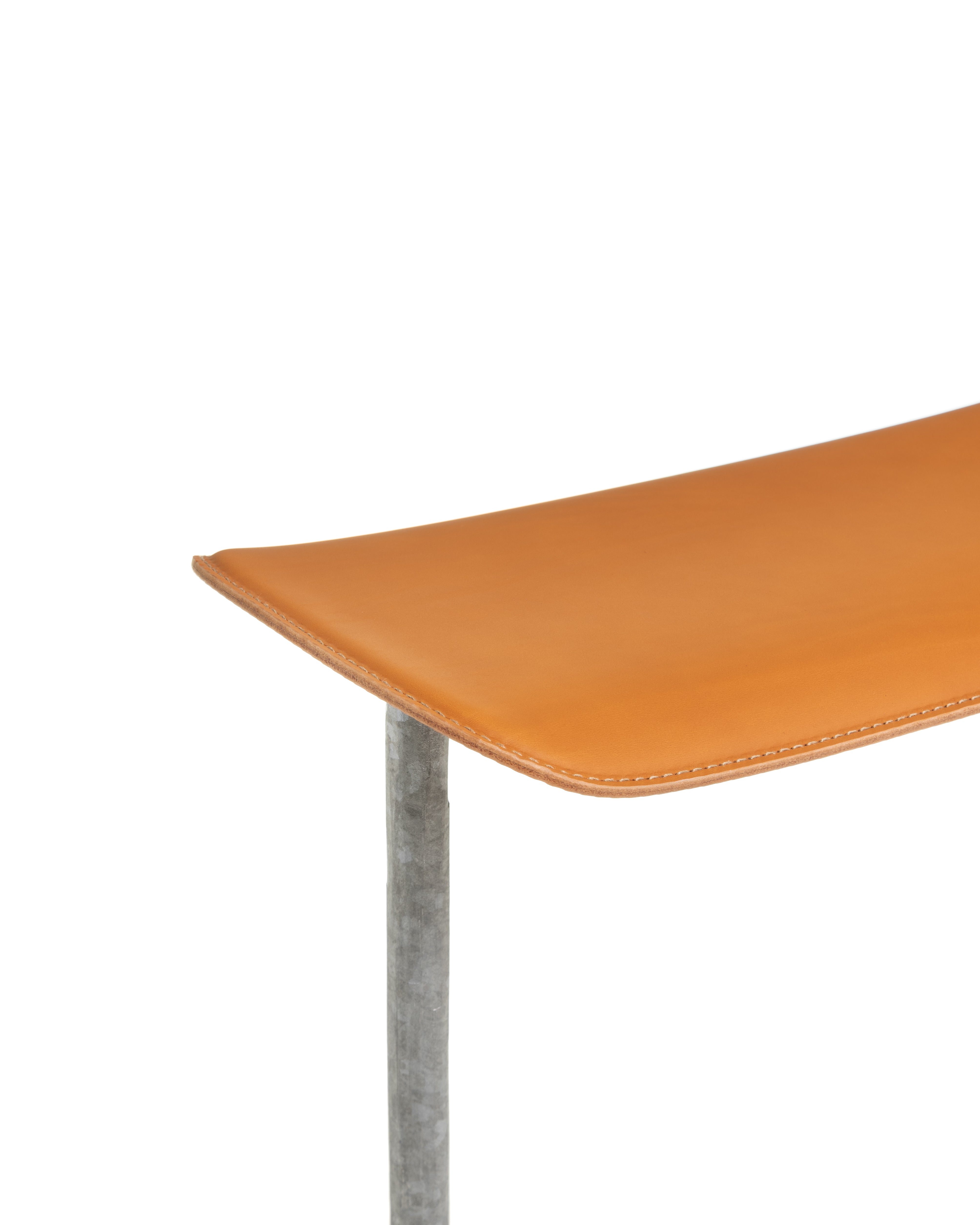 OFFICINA bar stool with a metal base and cognac leather seat