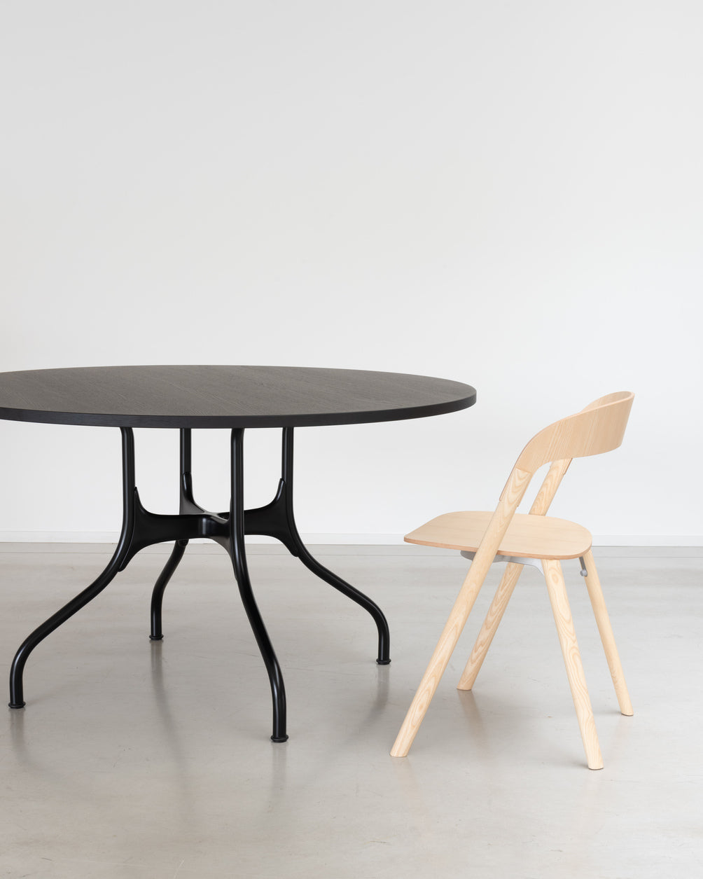 Round table MILA with a black steel base