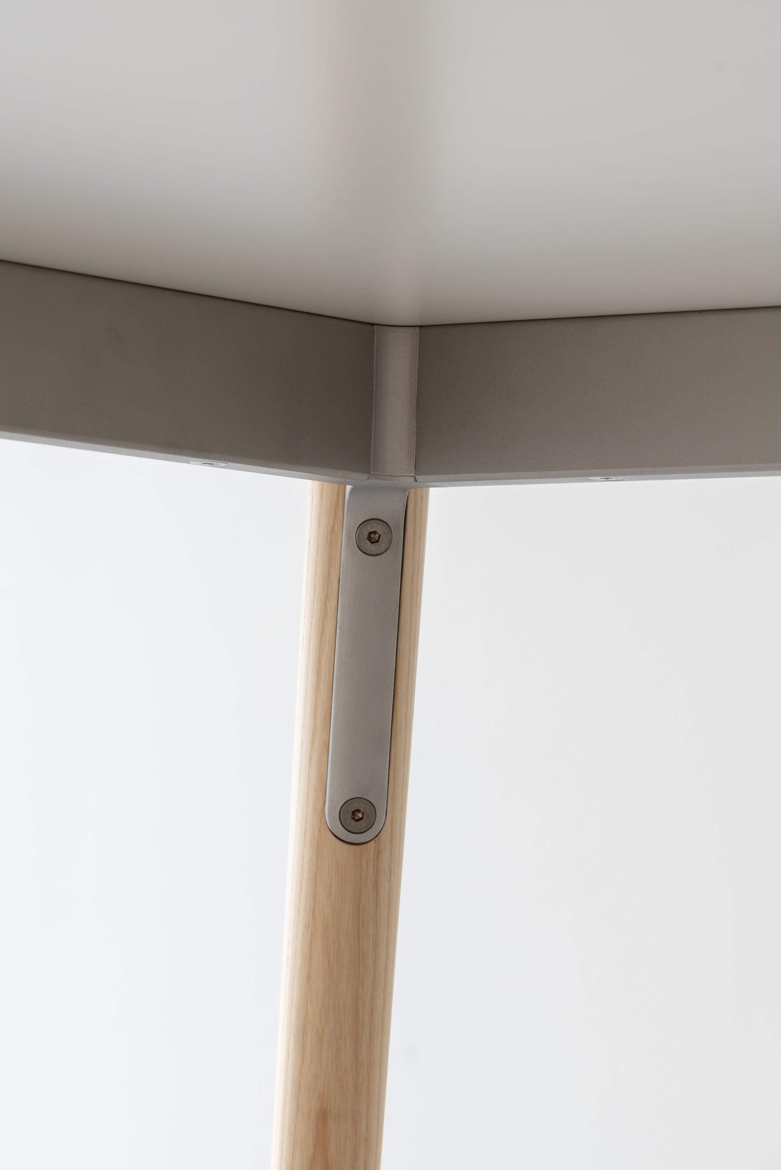 Tafel PILO met witte blad en essen basis