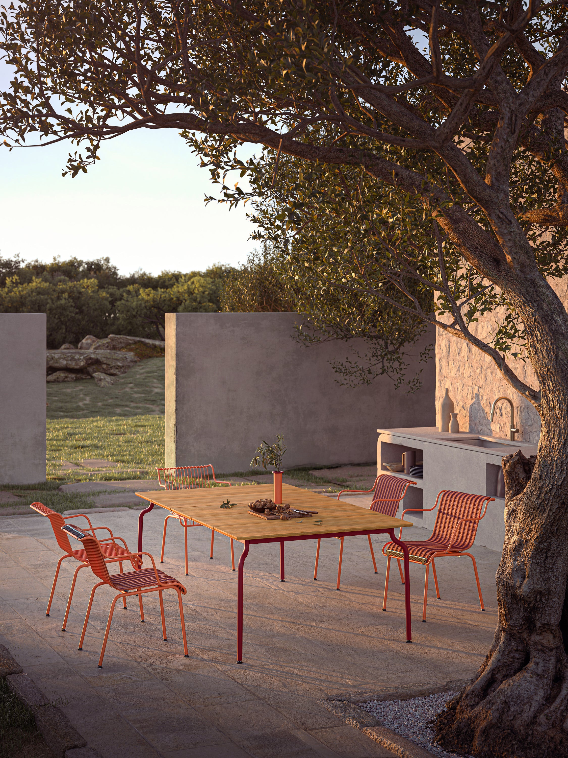 SOUTH Gartentisch aus Teakholz mit marineblauem Untergestell