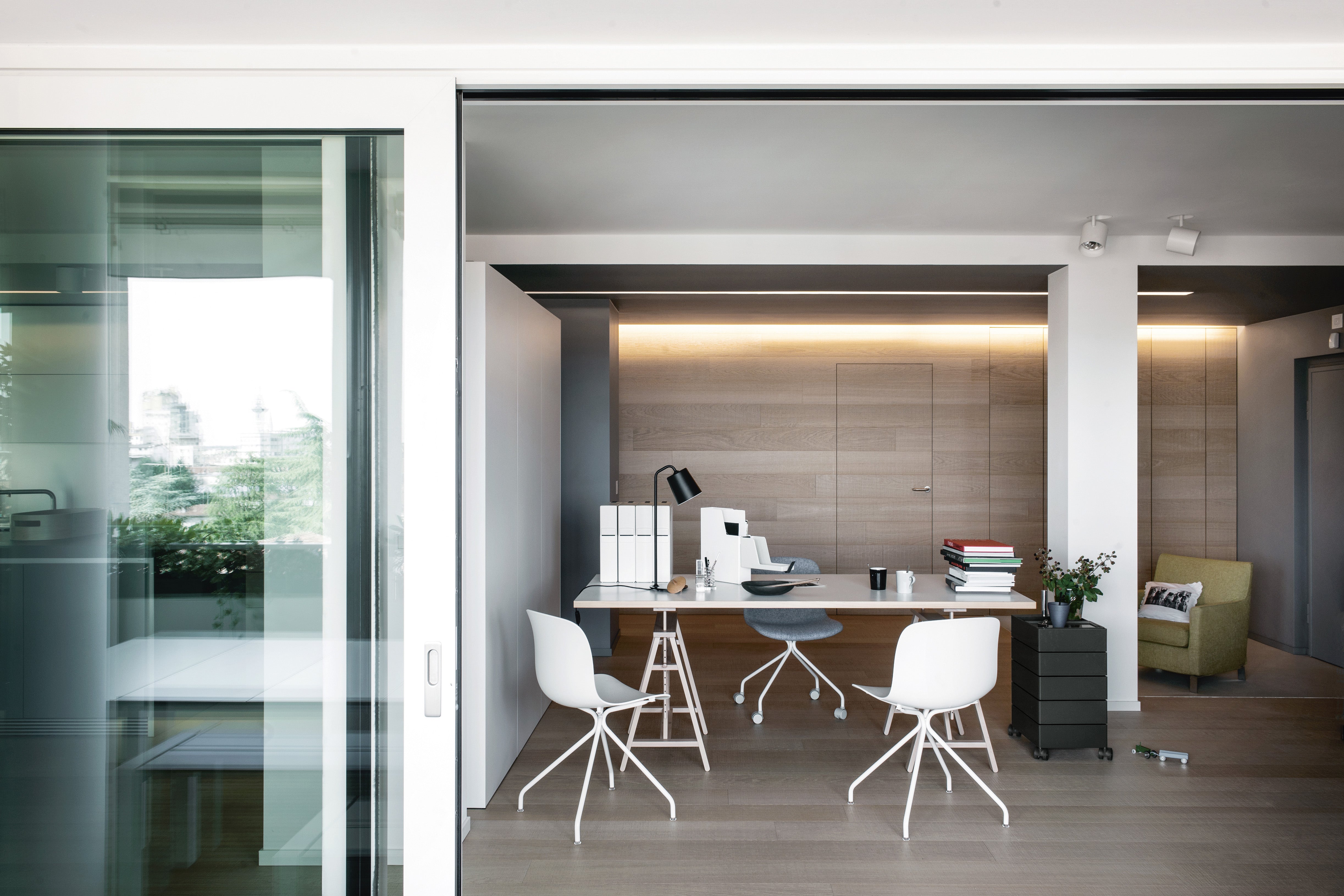 Verstelbare tafel TEATRO met witte blad en houten basis