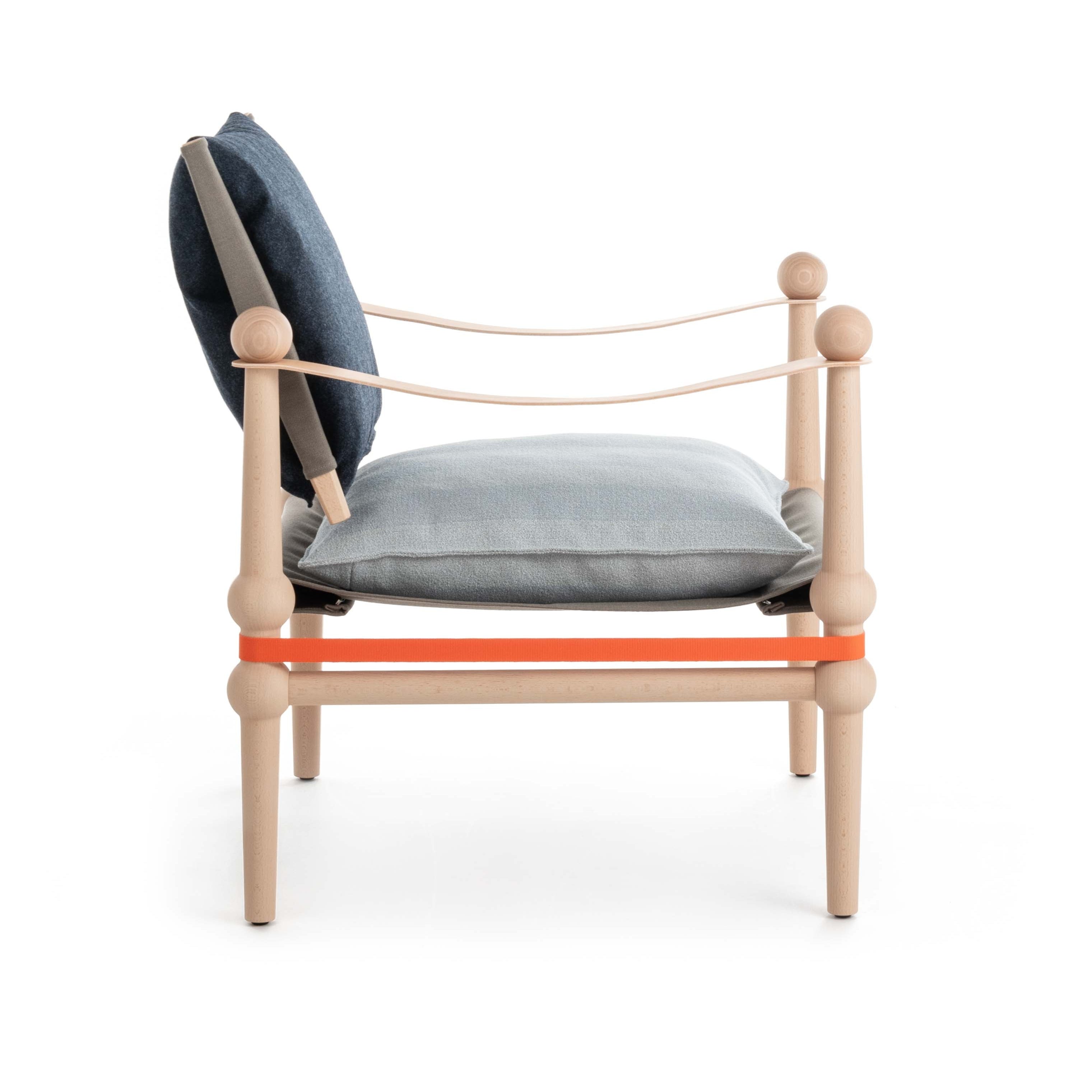 TWAIN blauer Sessel mit hellem Buchengestell